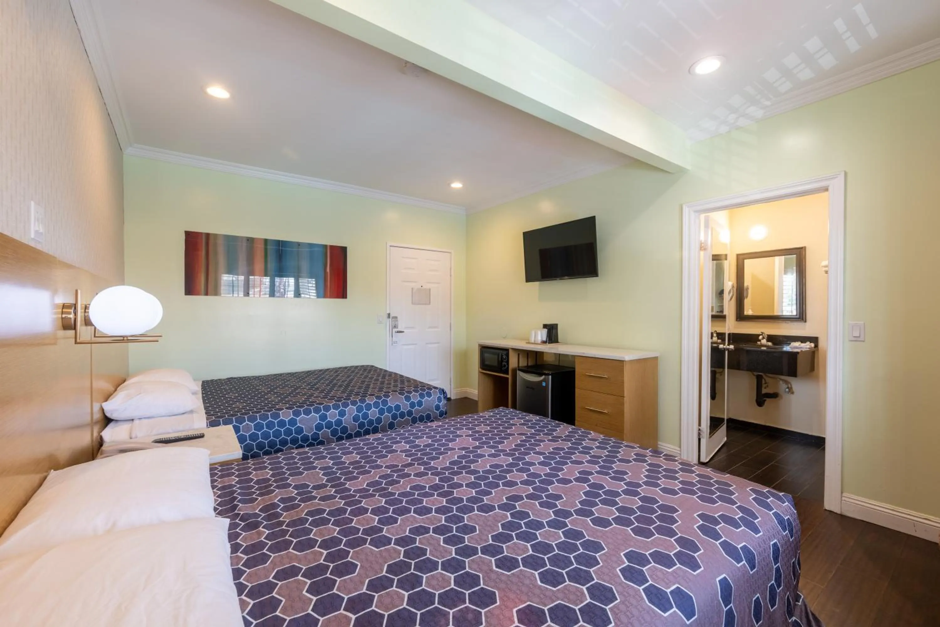 Property building, Bed in Hollywood City Inn