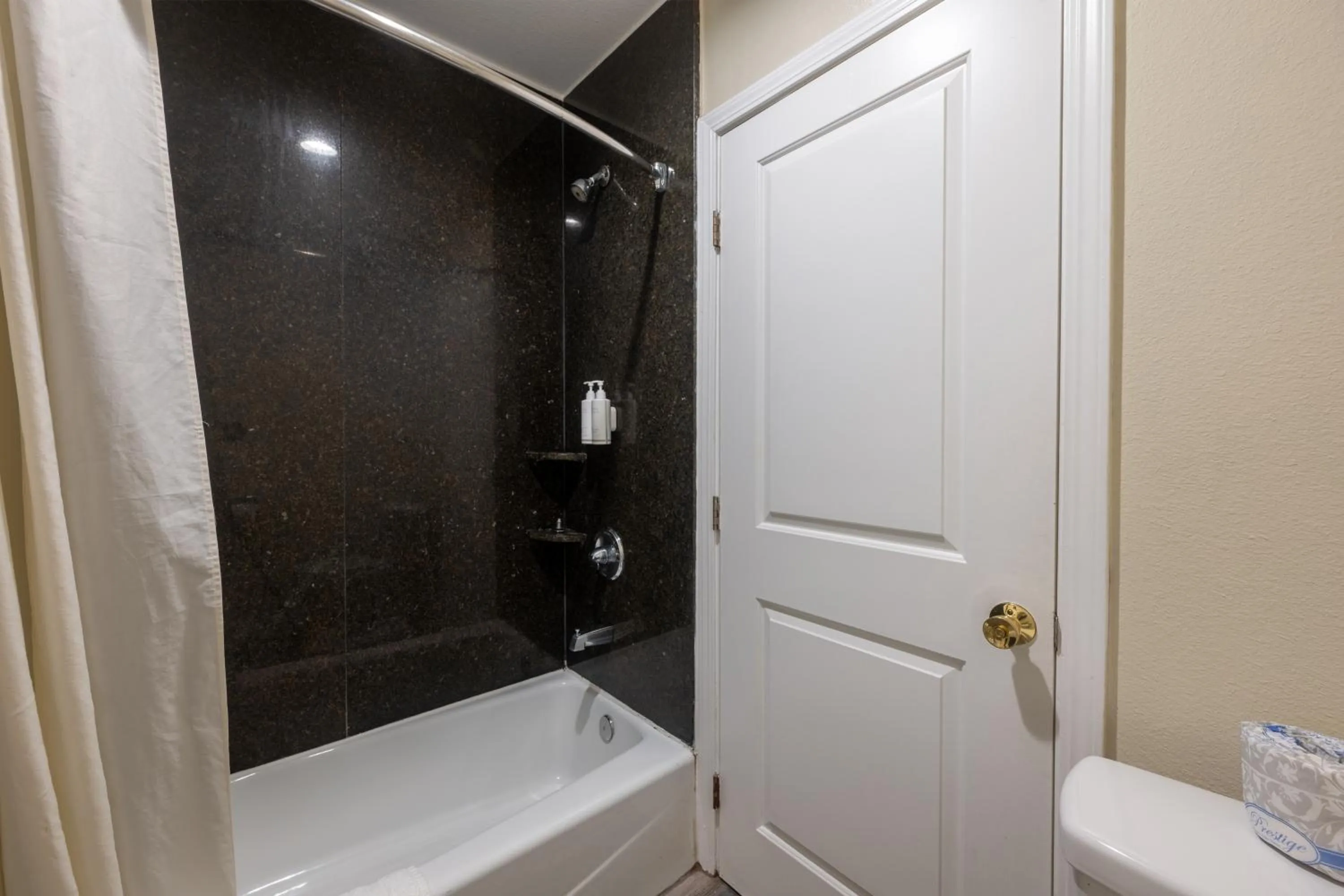 Property building in Hollywood City Inn