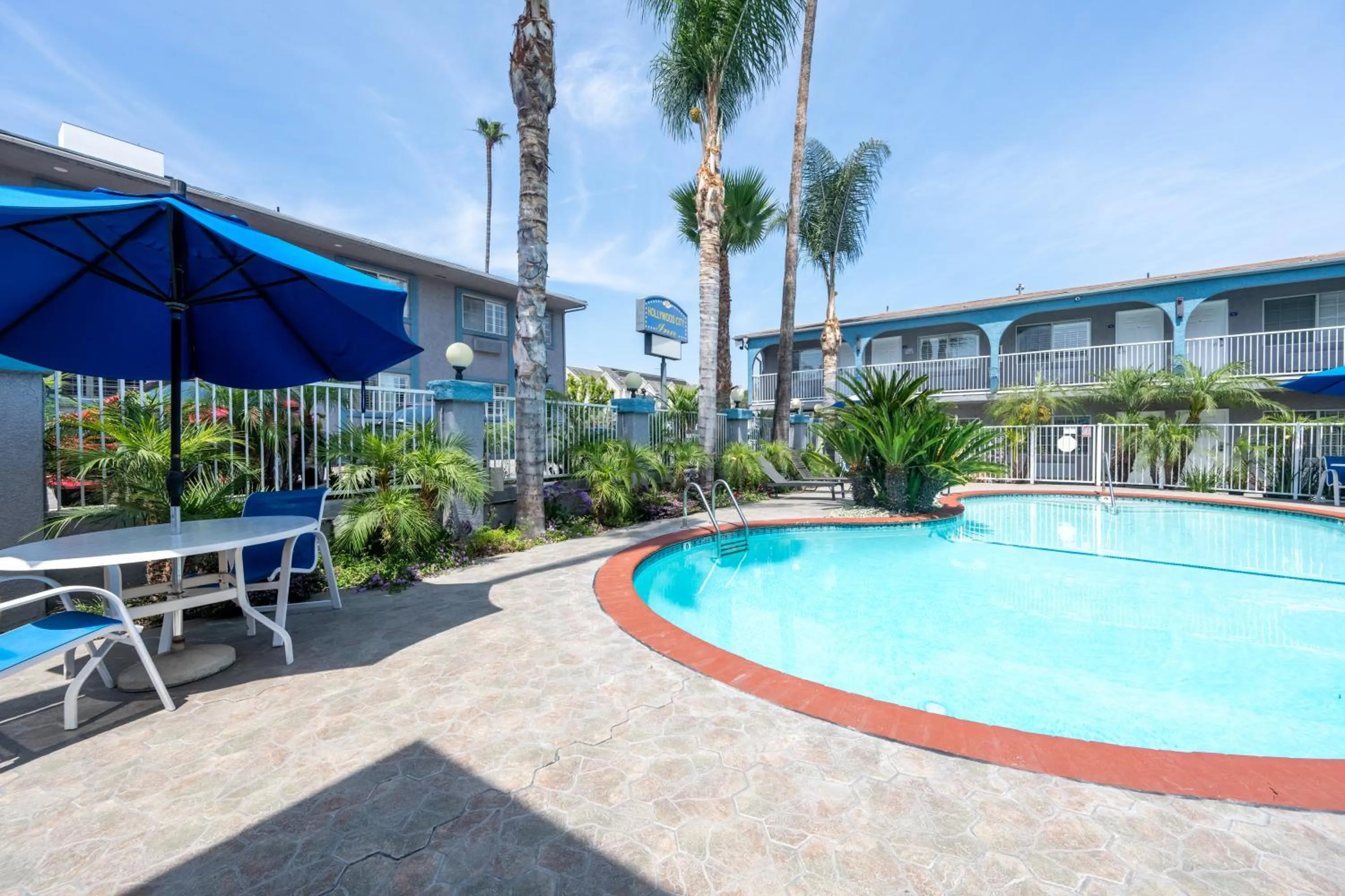 Swimming pool in Hollywood City Inn