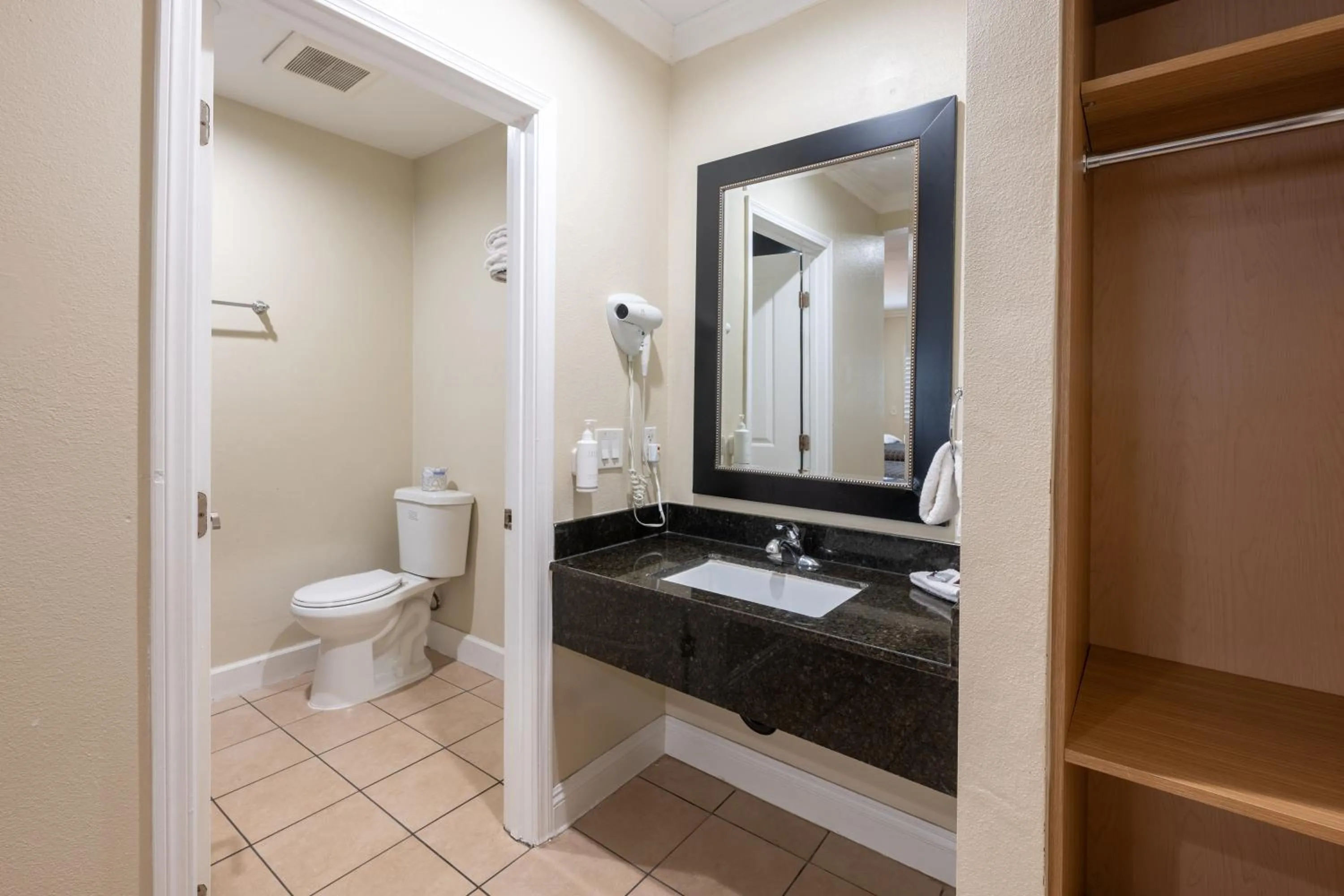 Property building in Hollywood City Inn