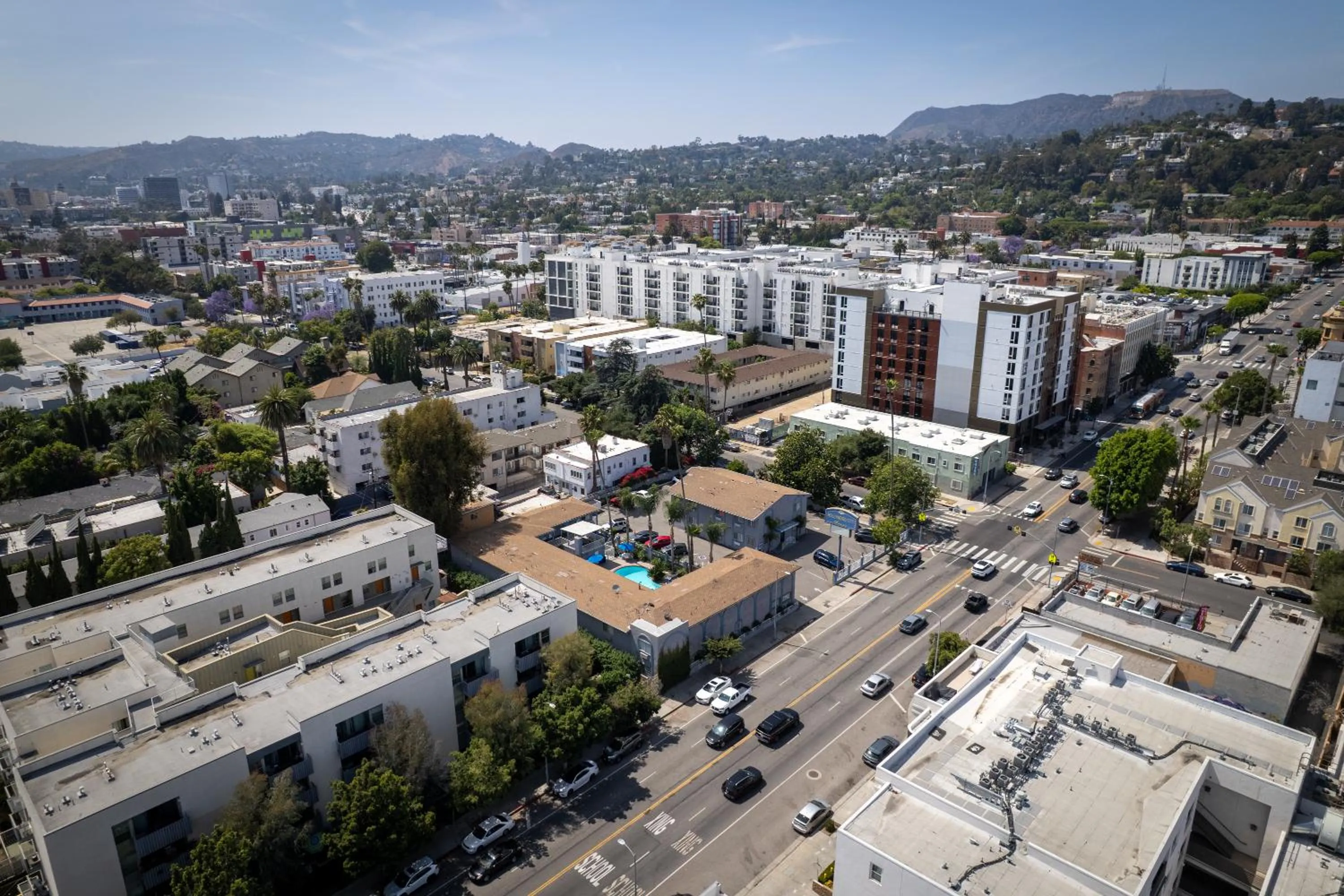 Property building in Hollywood City Inn