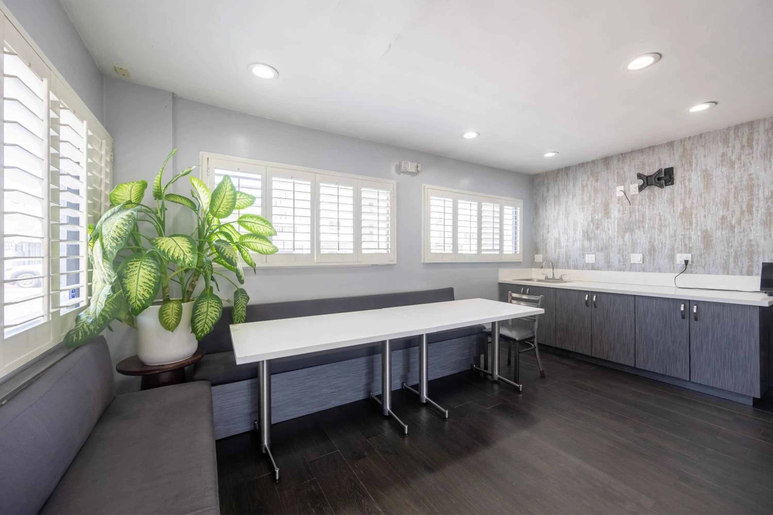 Property building in Hollywood City Inn