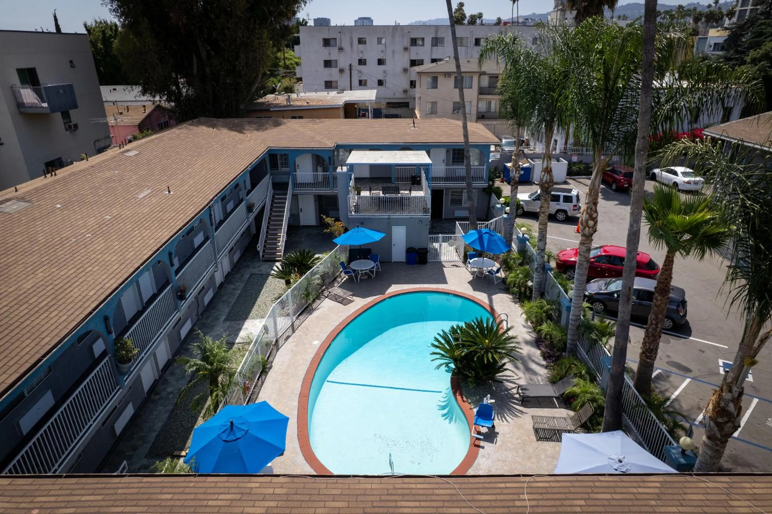 Swimming pool in Hollywood City Inn