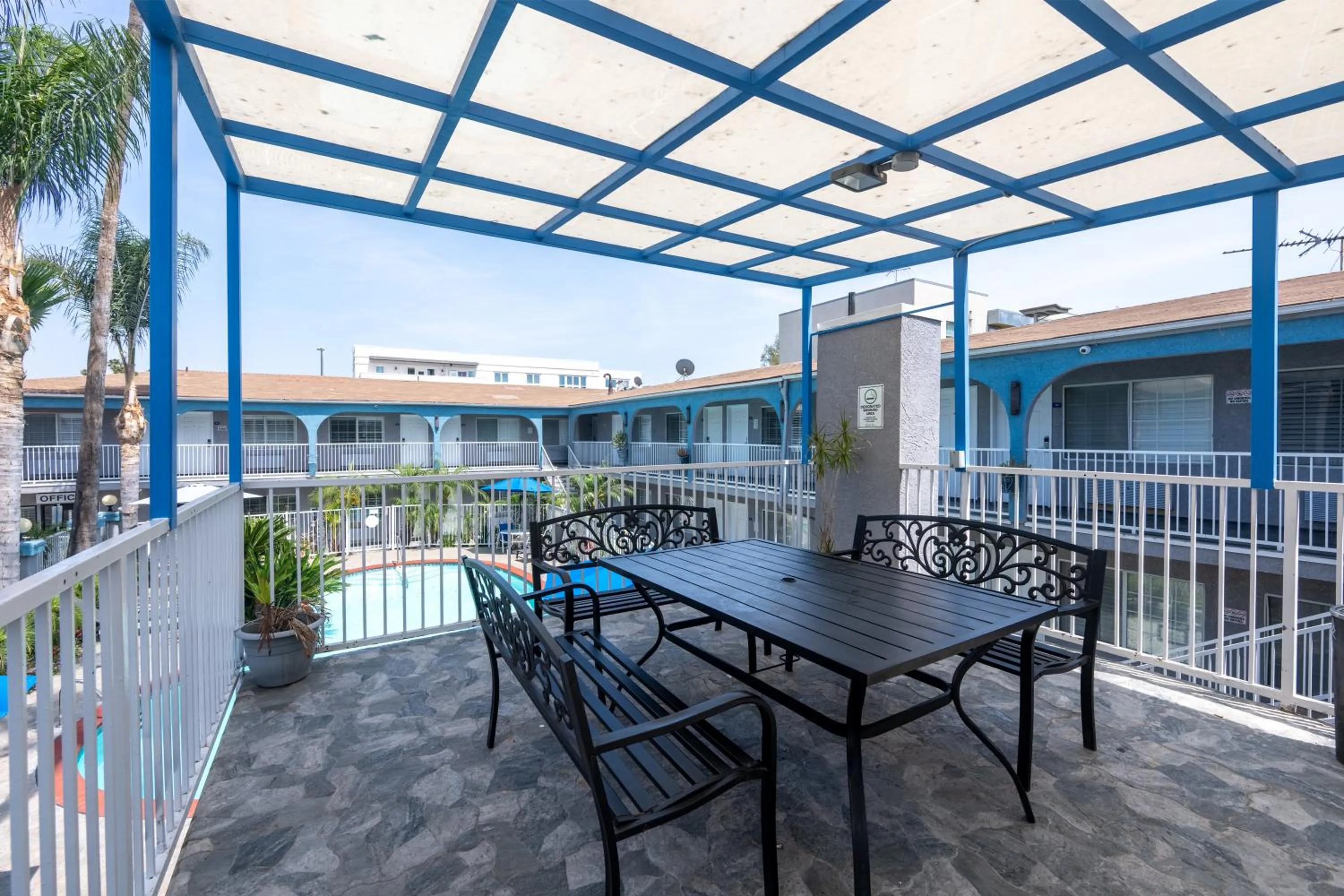 Property building in Hollywood City Inn