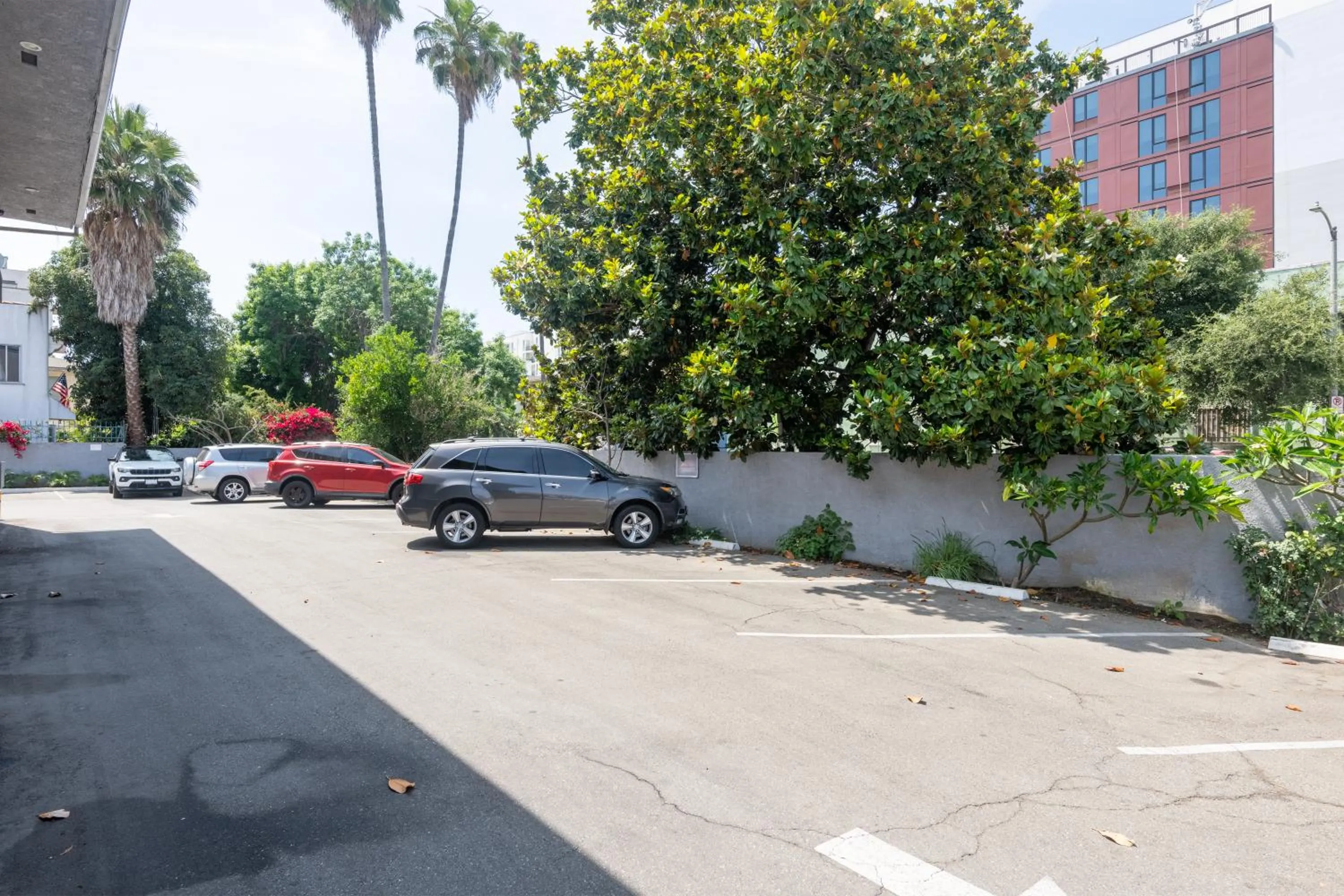 Property building in Hollywood City Inn