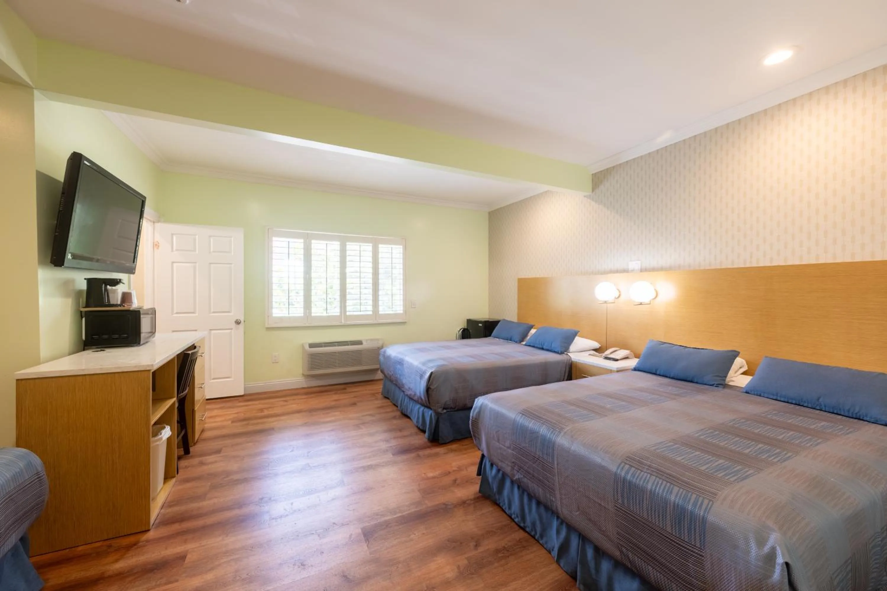 Property building, Bed in Hollywood City Inn