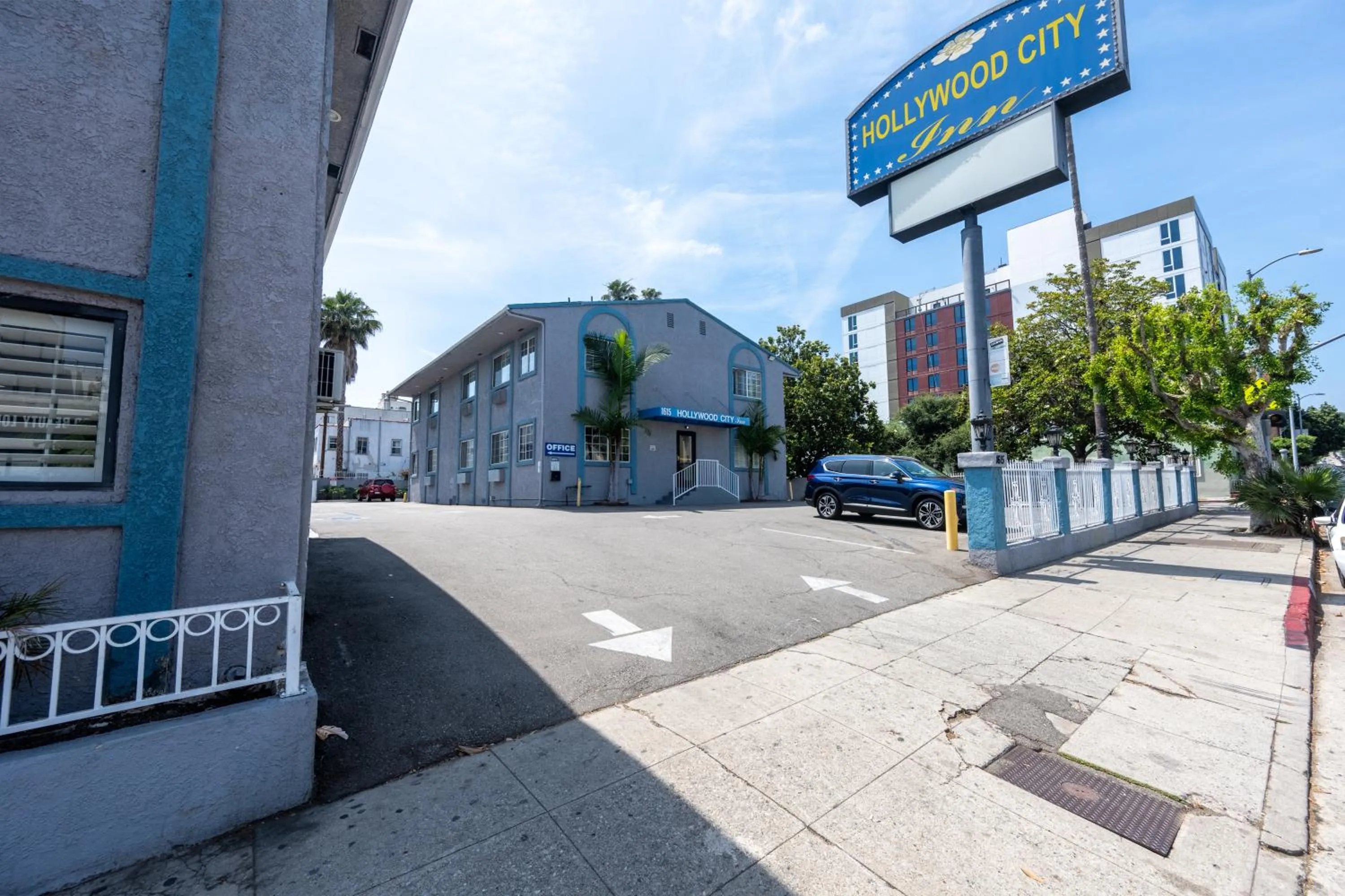 Property building in Hollywood City Inn