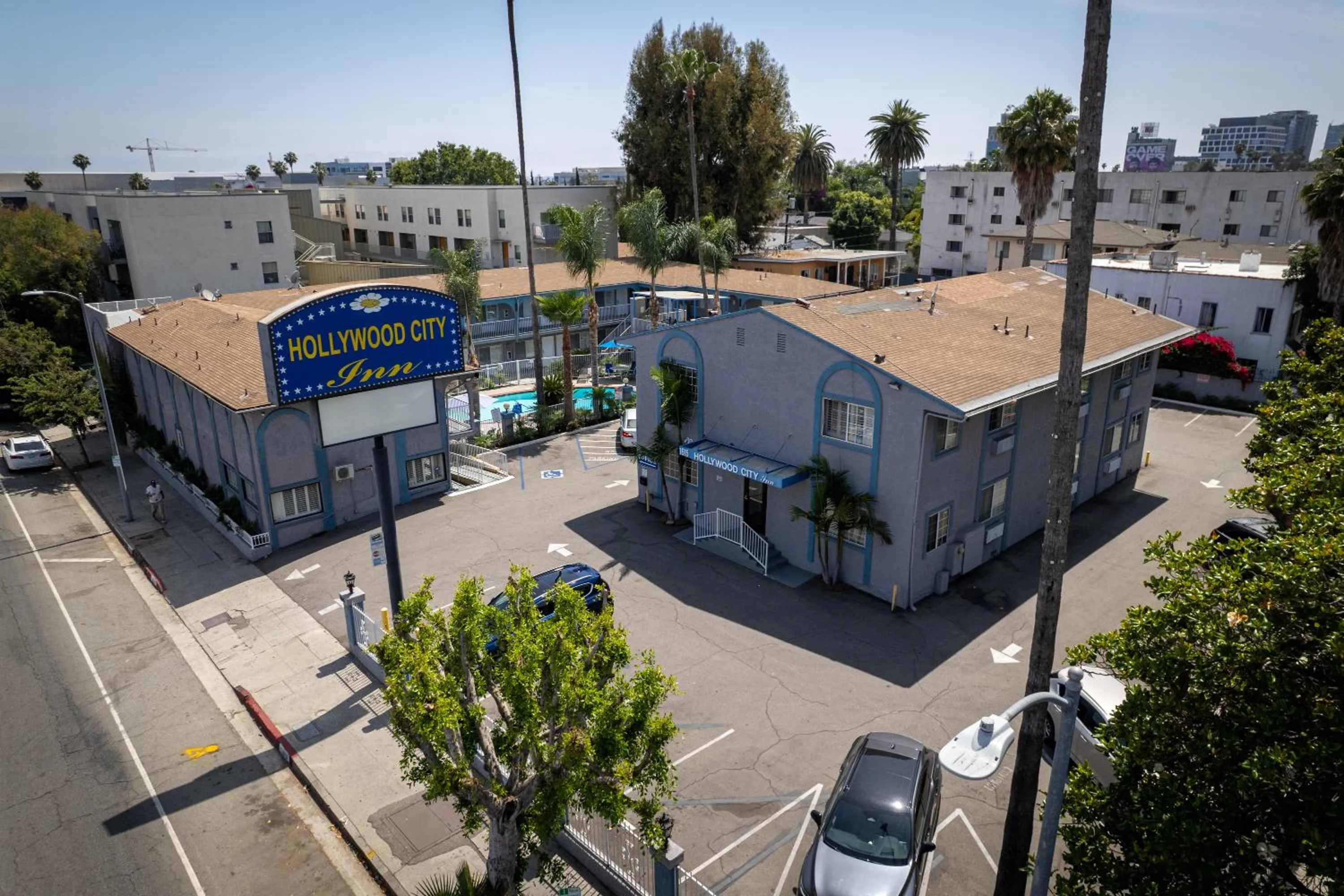 Property building in Hollywood City Inn