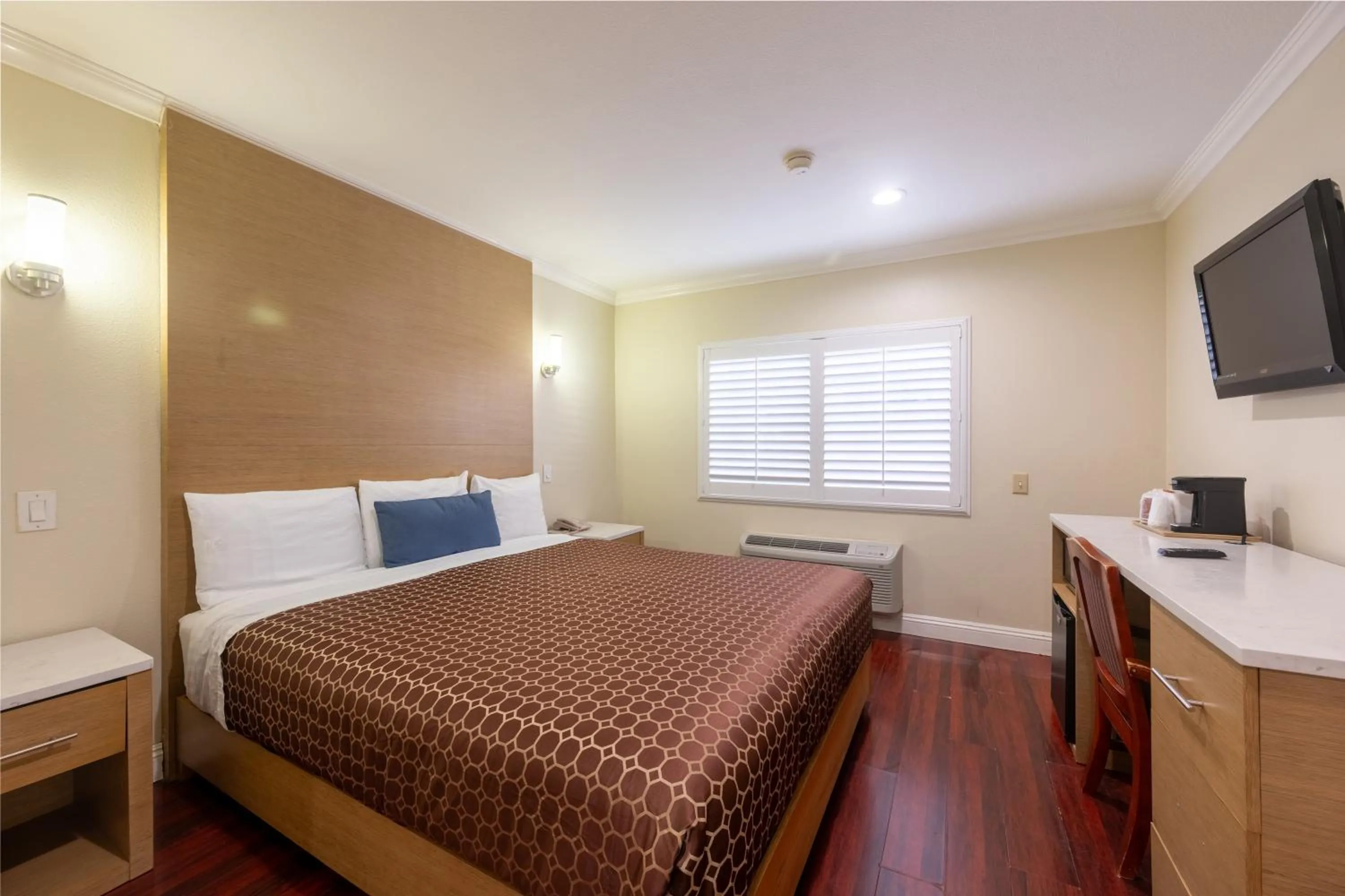 Property building, Bed in Hollywood City Inn