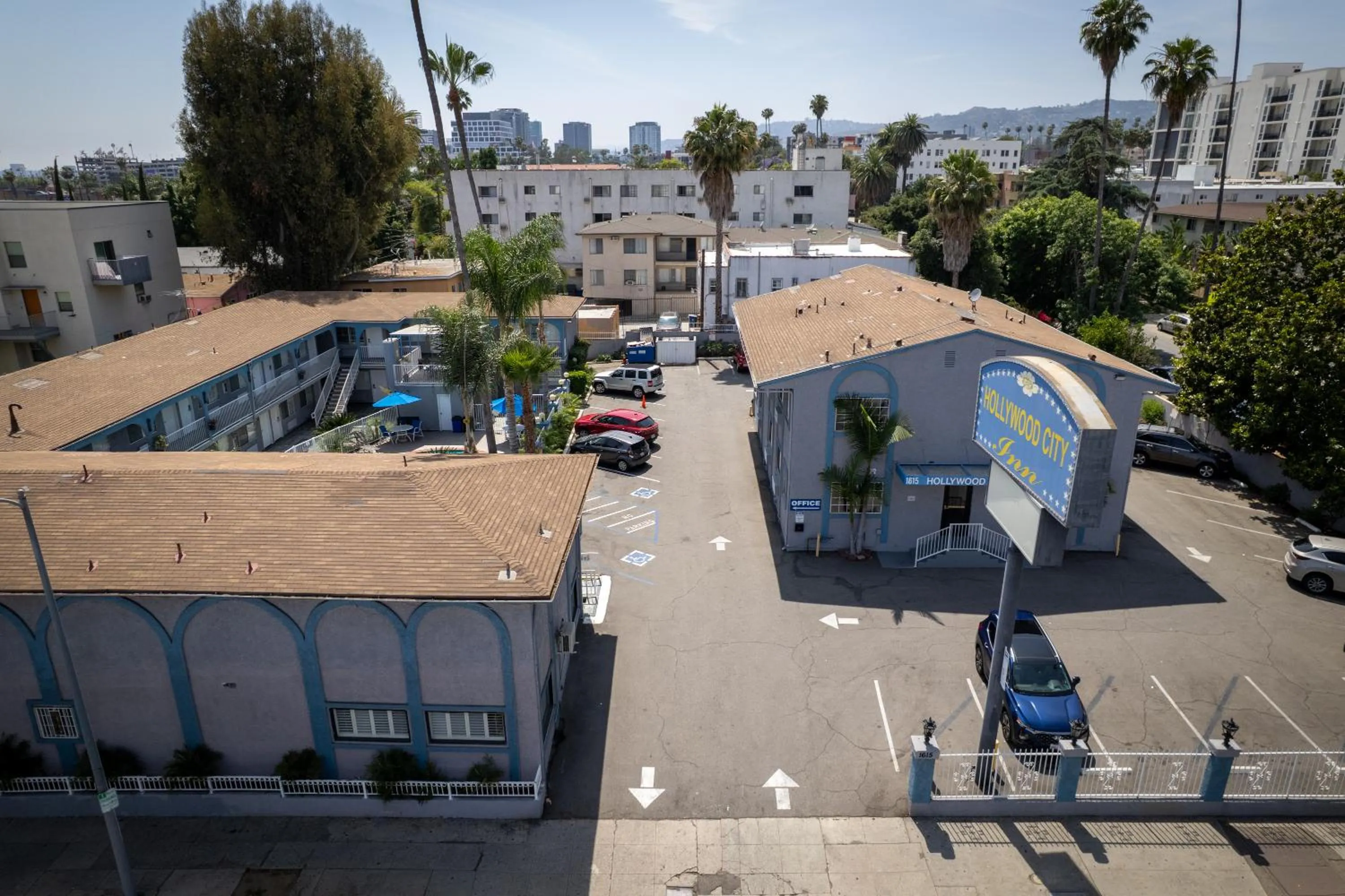 Property building in Hollywood City Inn