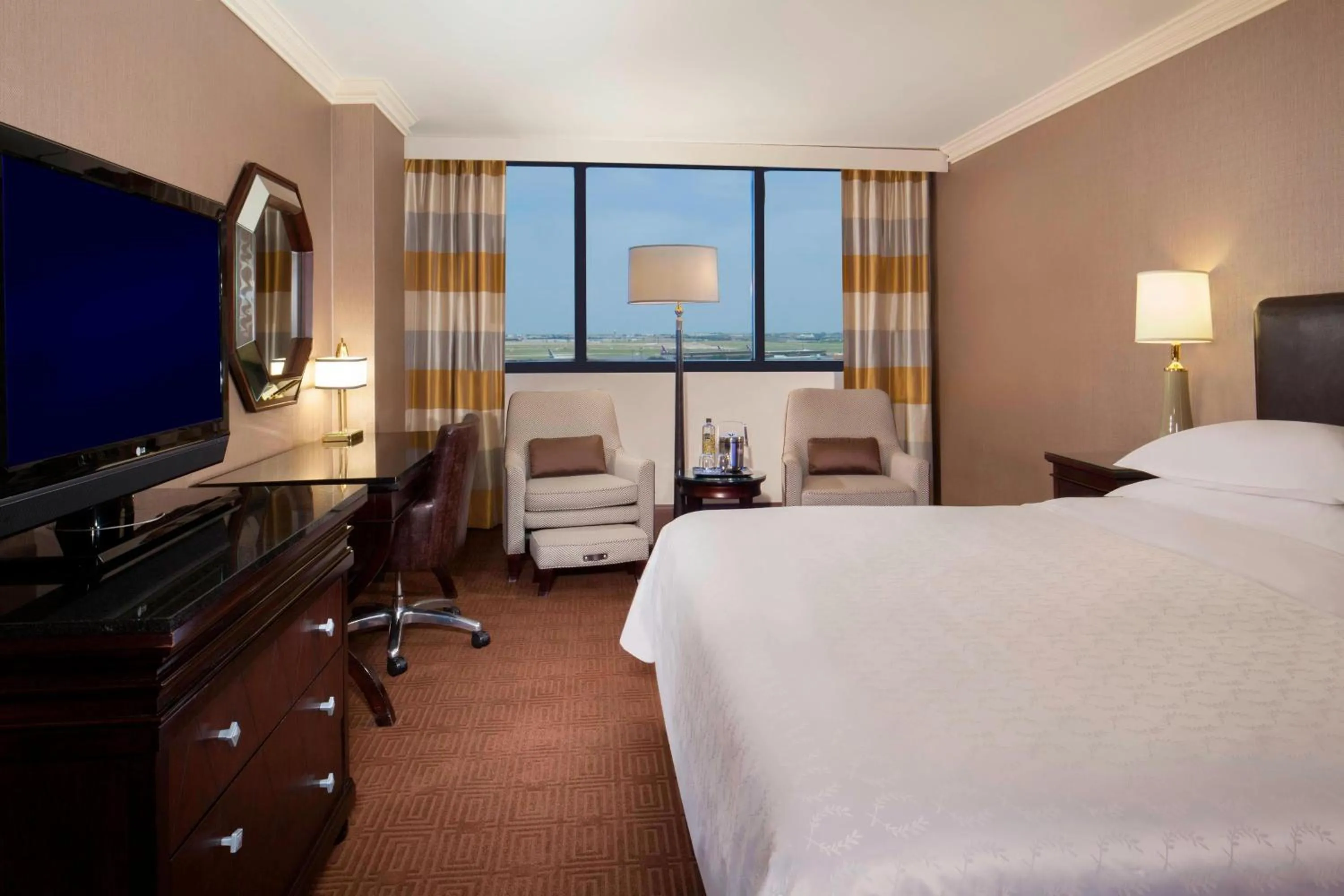 Photo of the whole room, Bed in Sheraton DFW Airport Hotel