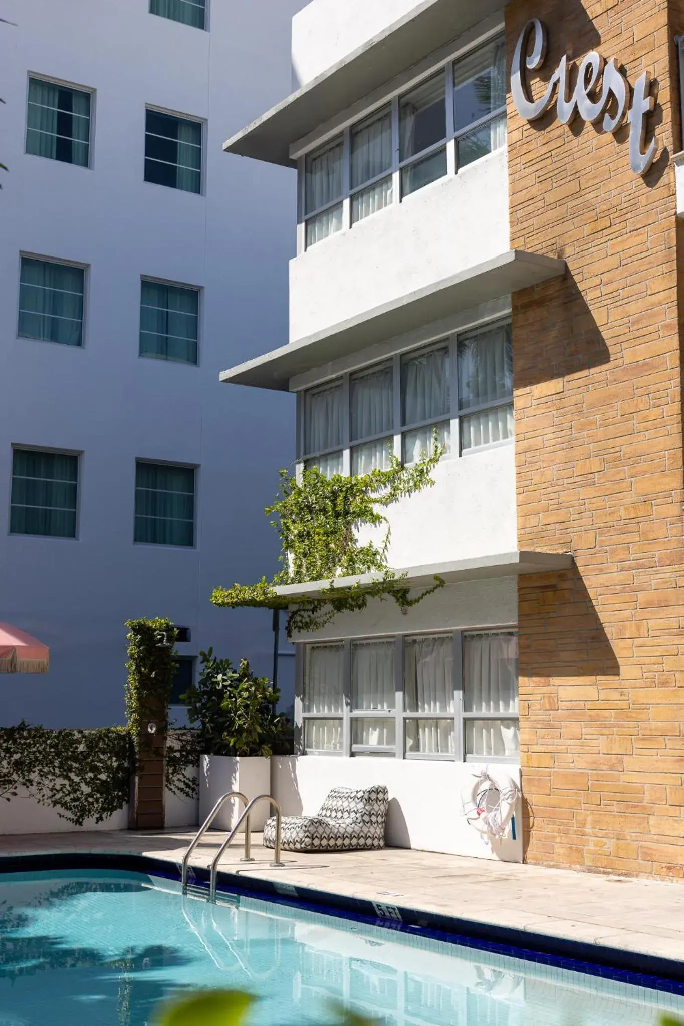 Swimming pool in Crest Hotel Suites Swimming pool in Crest Hotel Suites