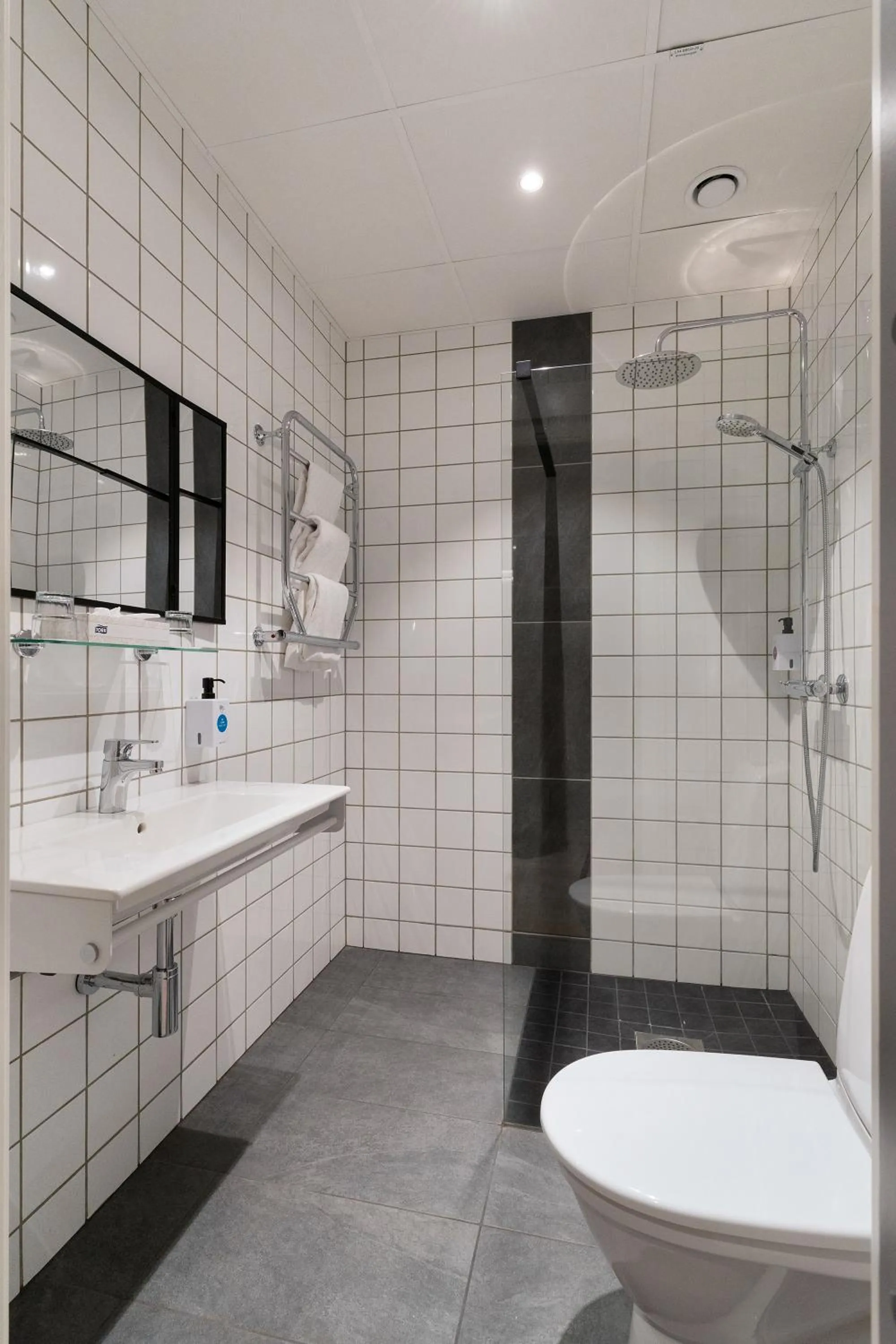 Shower in Quality Hotel Vänersborg