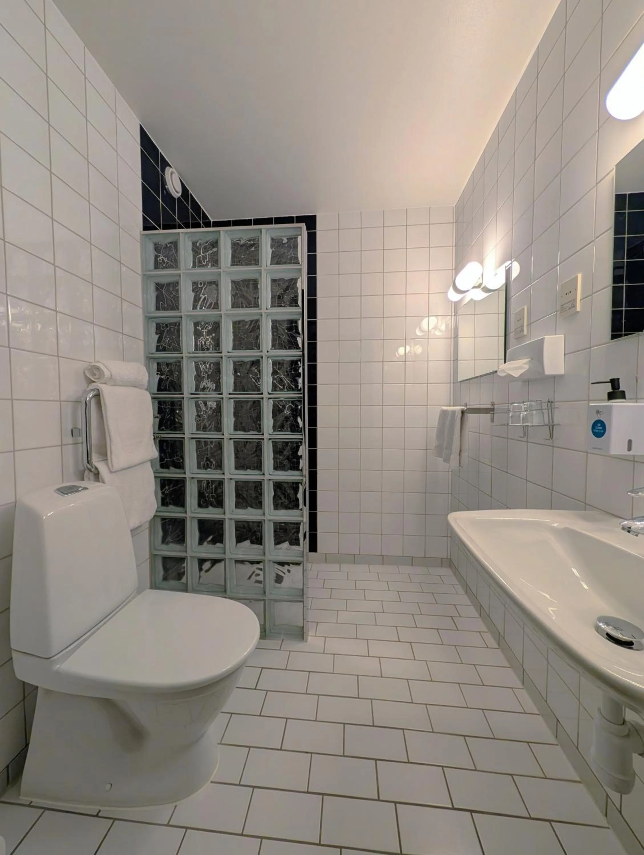 Shower in Quality Hotel Vänersborg