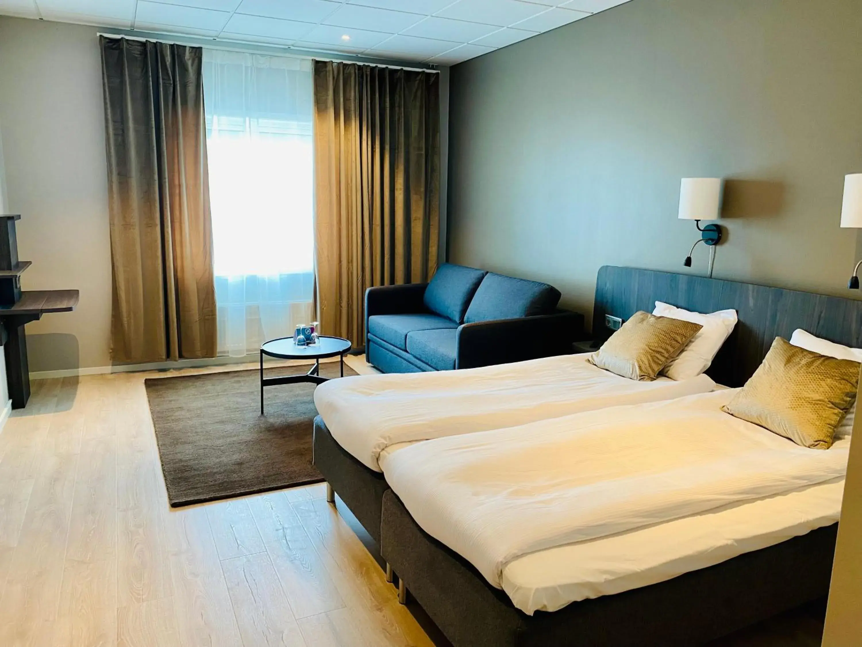 Photo of the whole room, Bed in Quality Hotel Vänersborg Photo of the whole room, Bed in Quality Hotel Vänersborg