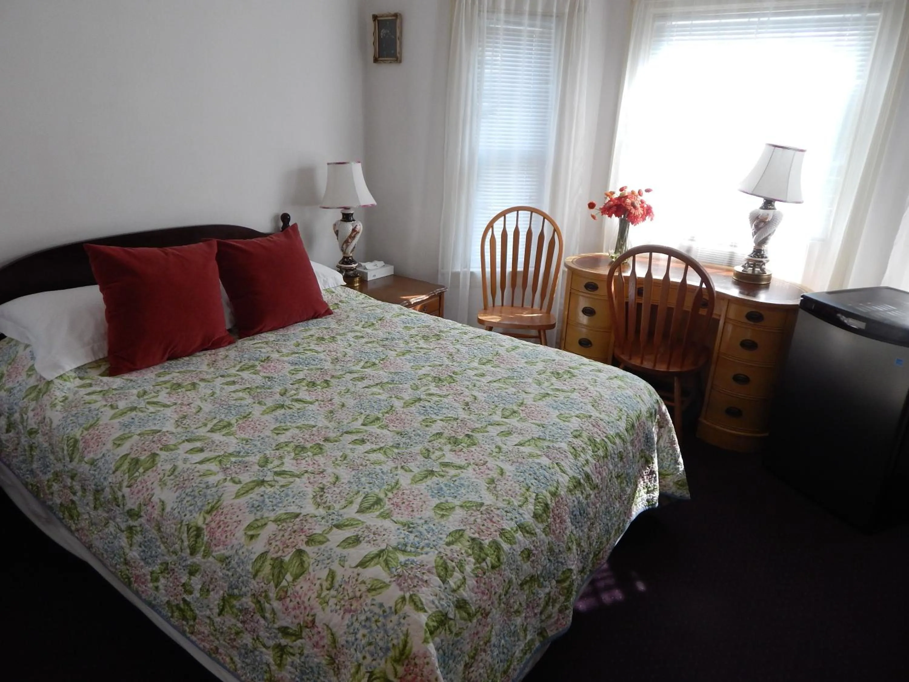 Photo of the whole room, Bed in A Friendly Inn at Harvard