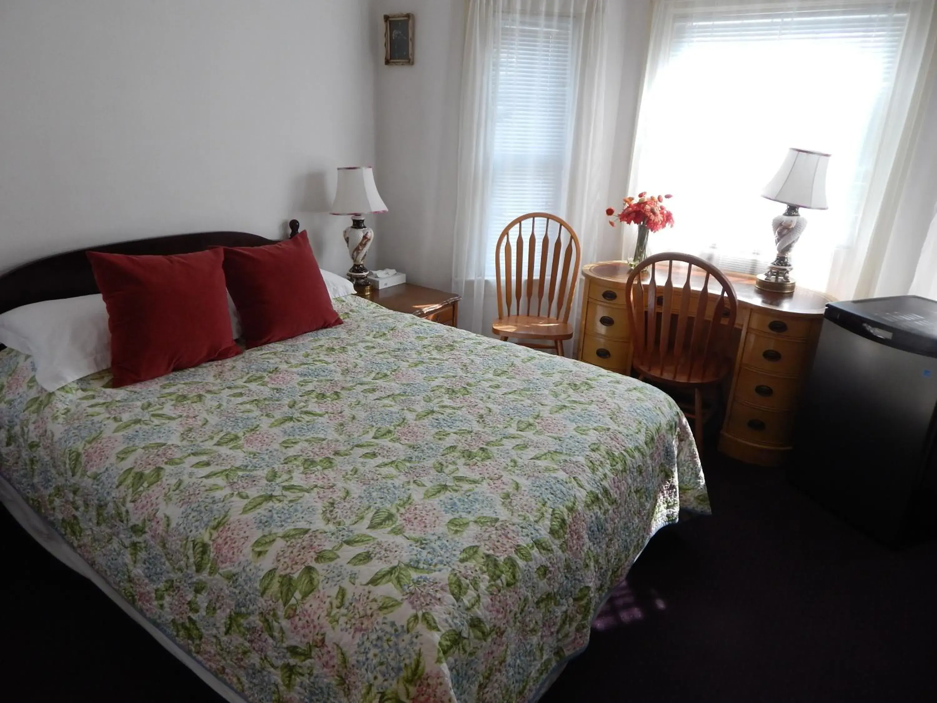 Standard Queen Room in A Friendly Inn at Harvard Standard Queen Room in A Friendly Inn at Harvard