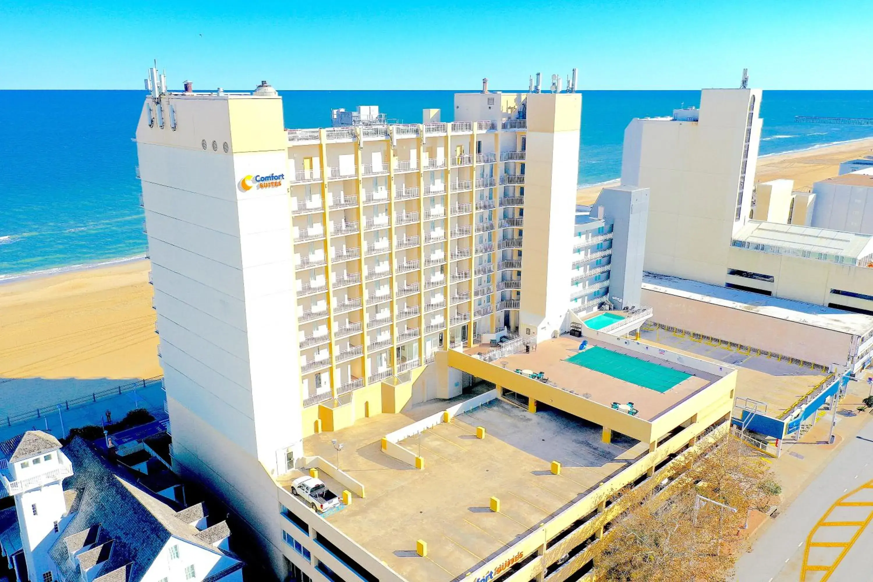 Property building in Comfort Suites Beachfront Property building in Comfort Suites Beachfront