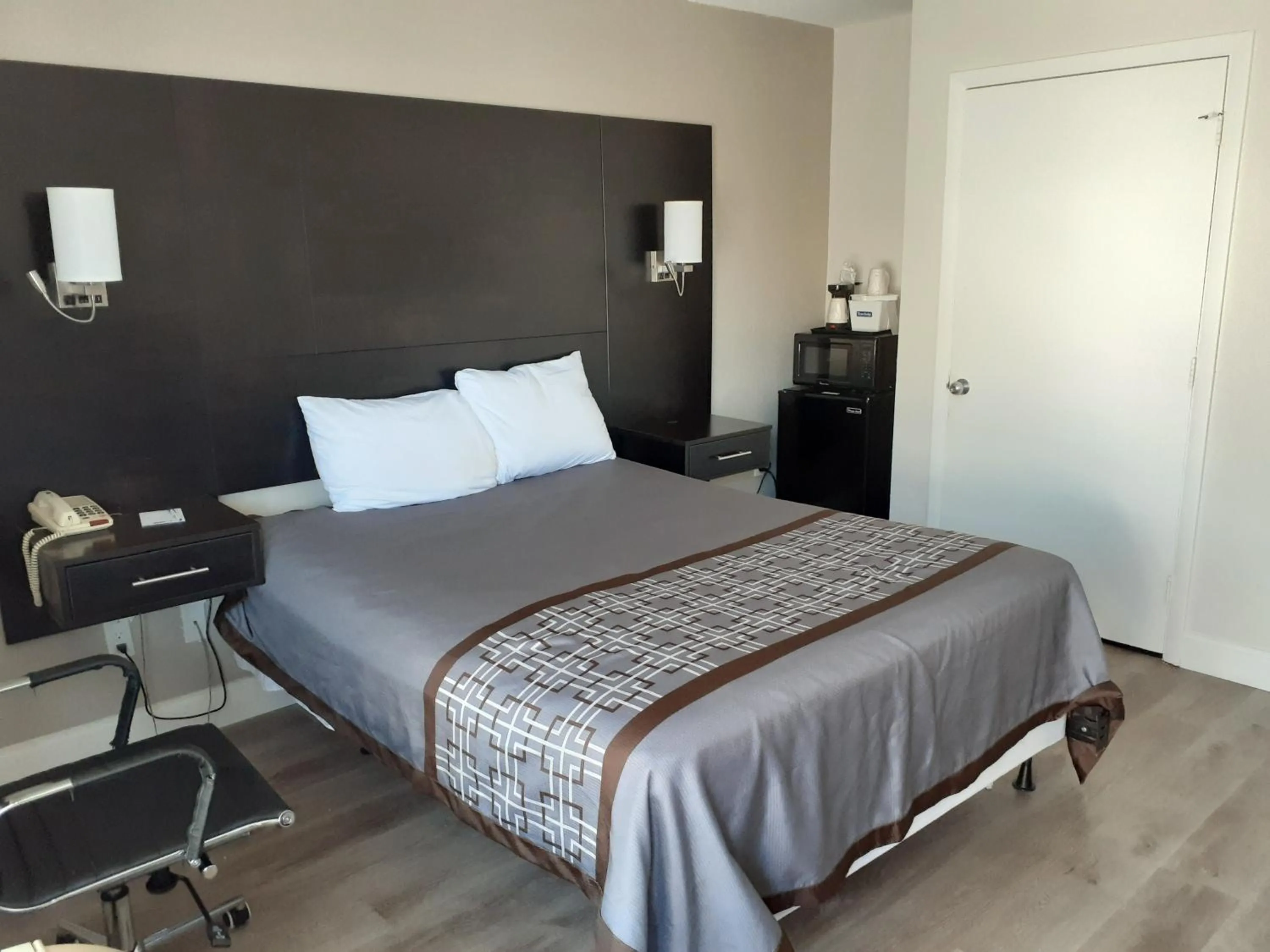 Bedroom, Bed in Travelodge by Wyndham Virginia Beach Bay Beach