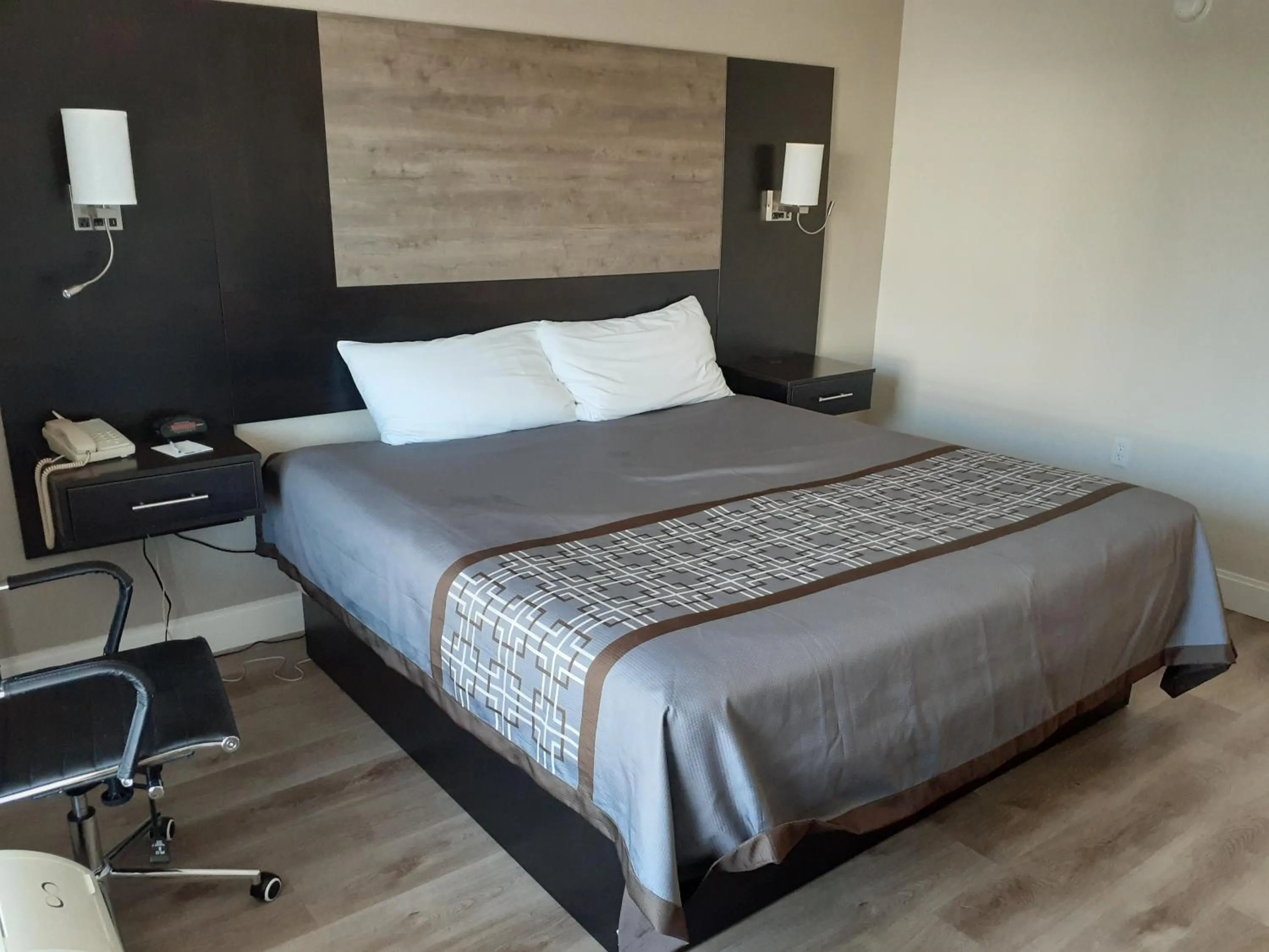 Bedroom, Bed in Travelodge by Wyndham Virginia Beach Bay Beach