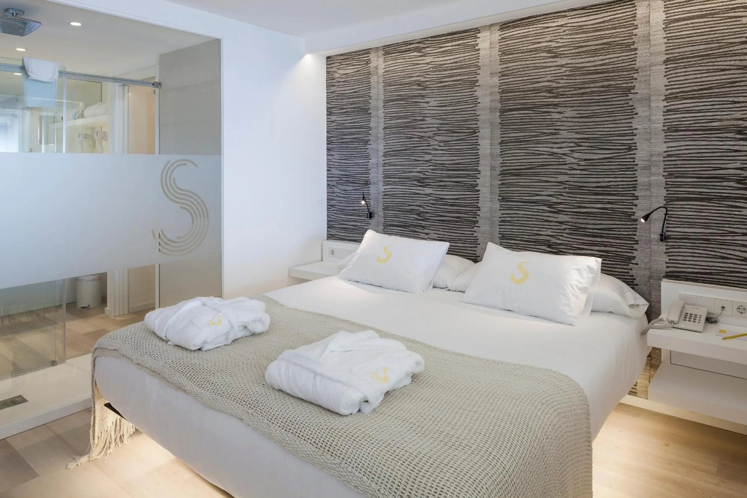 Bed in Sud Ibiza Suites