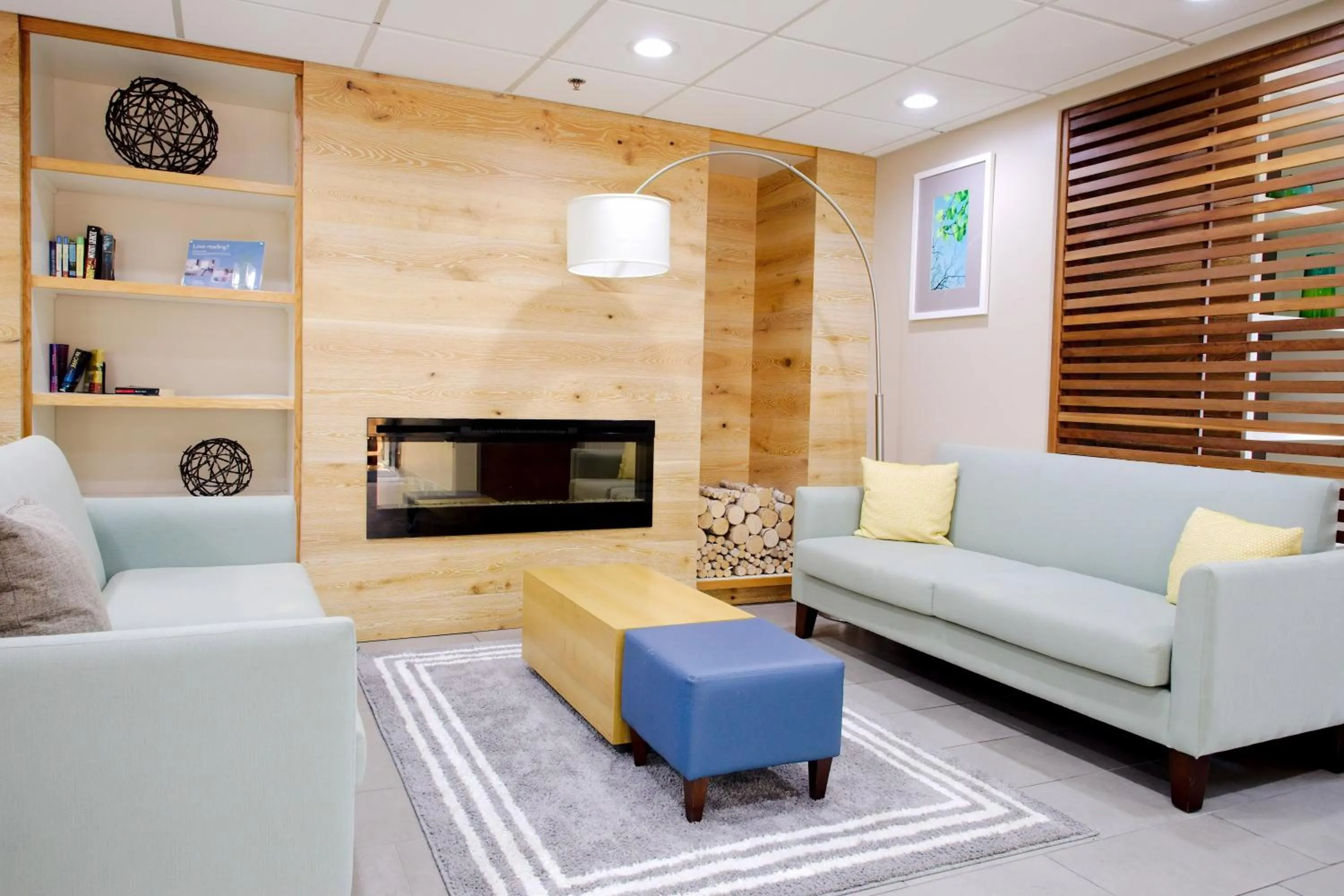 Seating area in Country Inn & Suites by Radisson, Alpharetta, GA