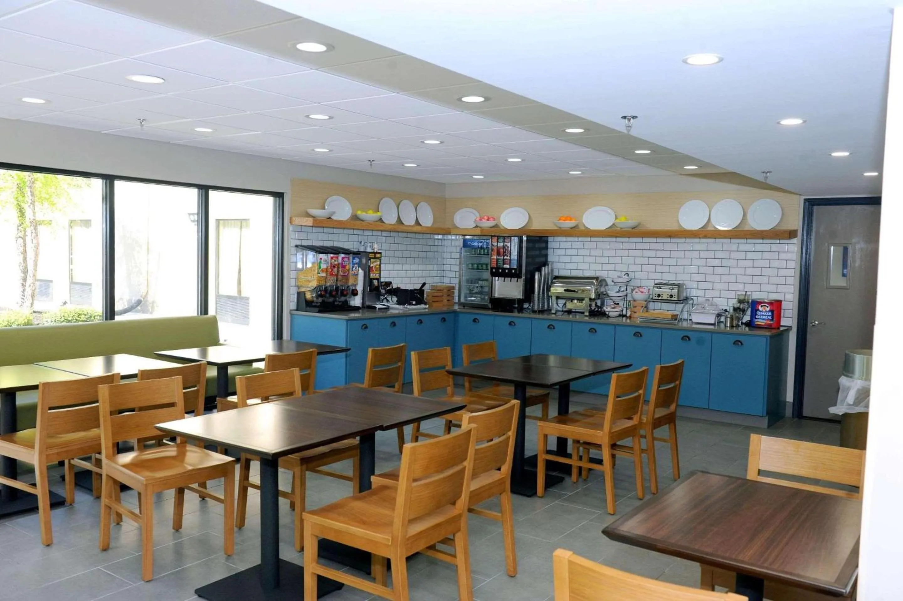 Breakfast in Country Inn & Suites by Radisson, Alpharetta, GA