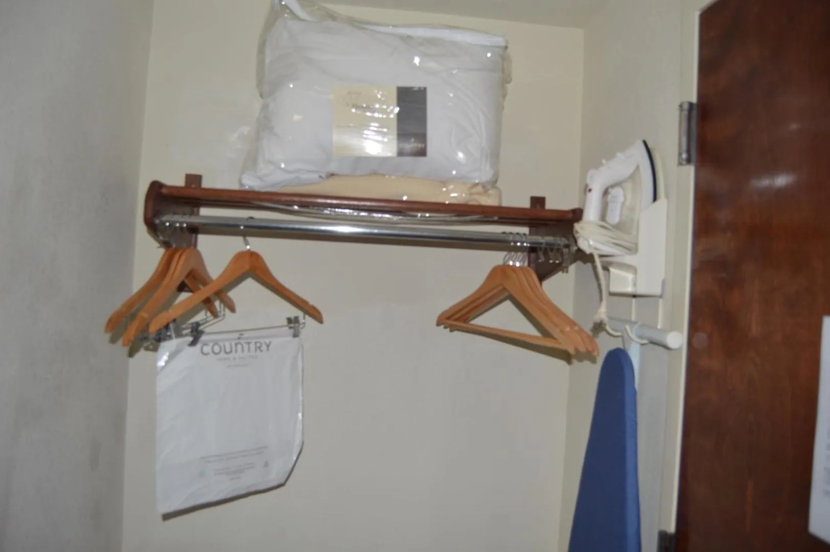 Bed in Country Inn & Suites by Radisson, Alpharetta, GA