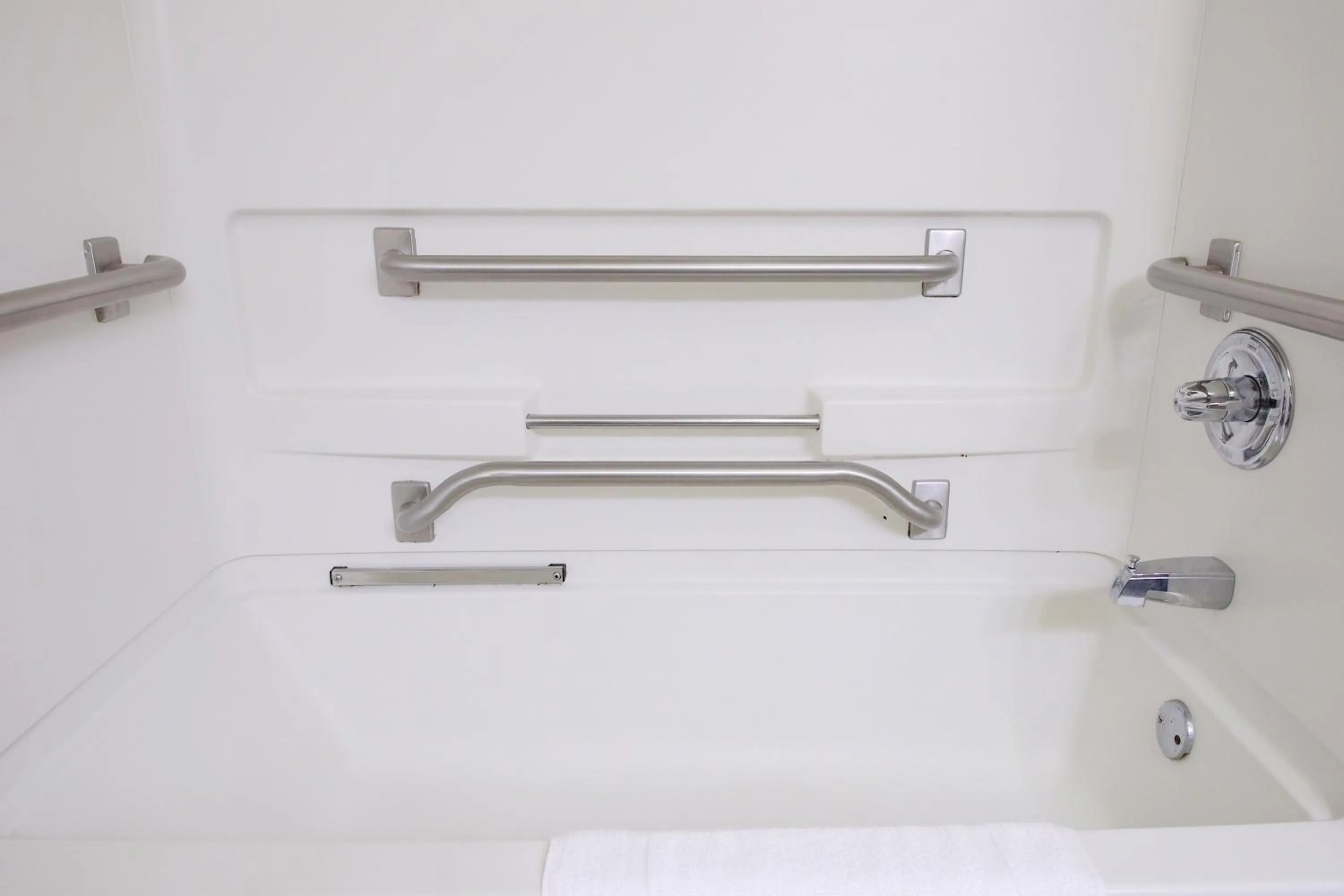 Bathroom in Country Inn & Suites by Radisson, Alpharetta, GA