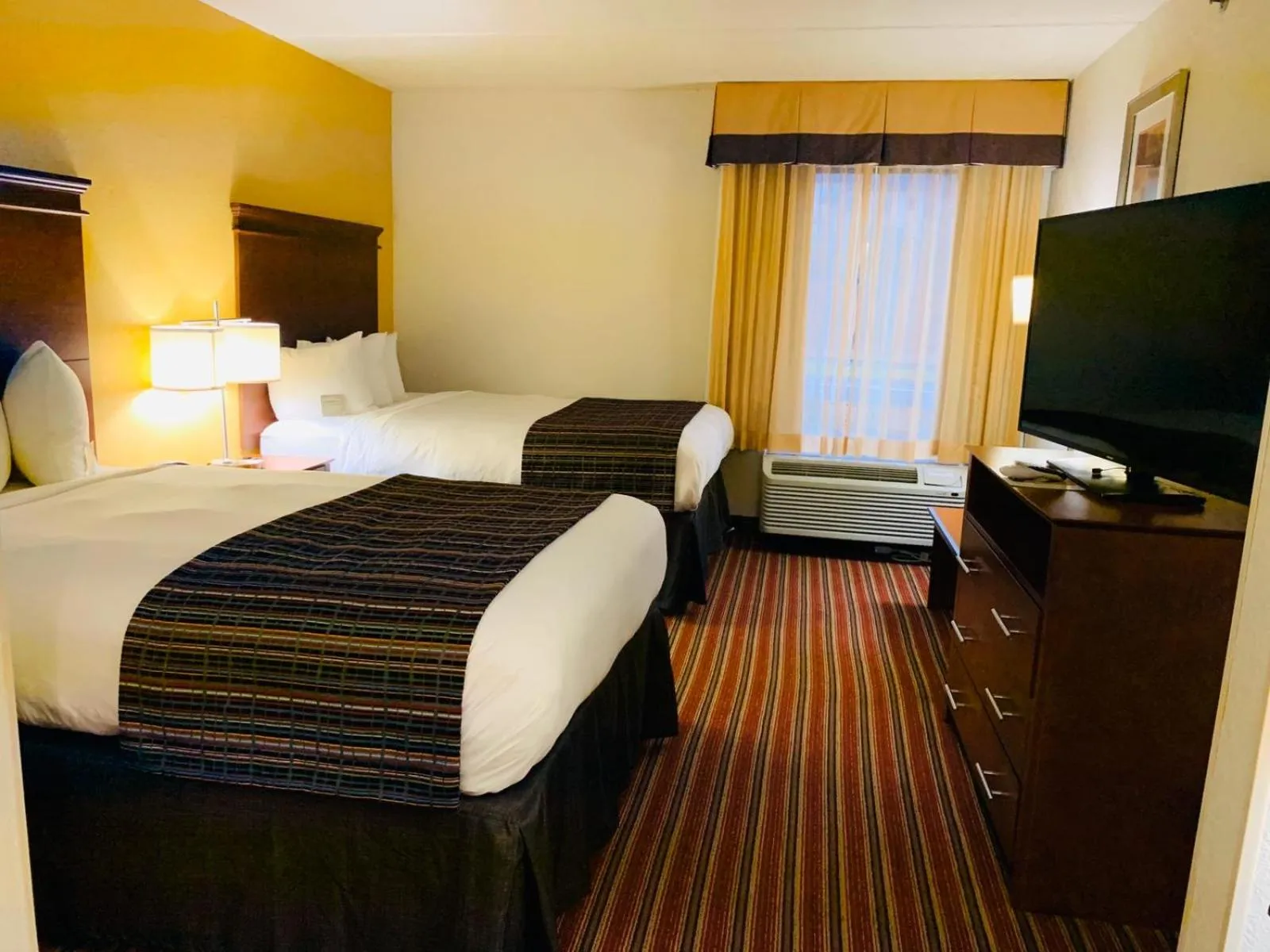 TV and multimedia, Bed in Country Inn & Suites by Radisson, Alpharetta, GA