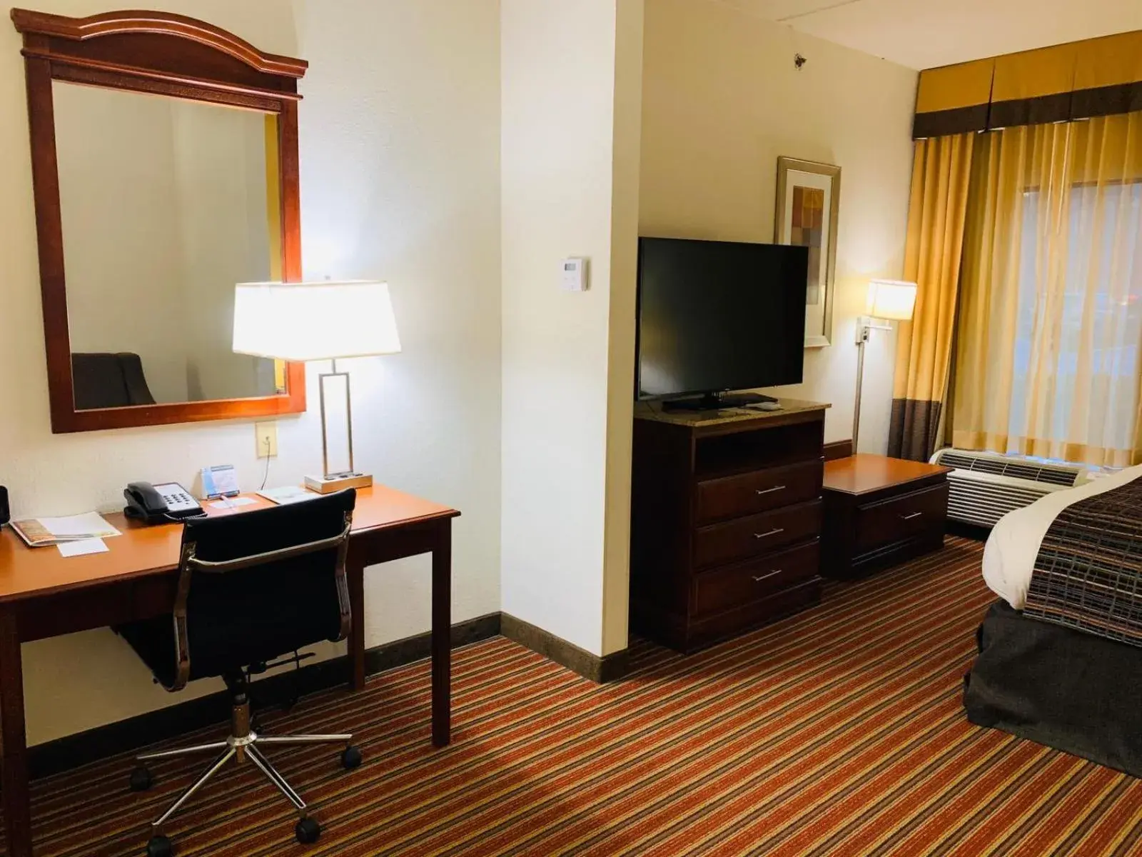 Living room, Bed in Country Inn & Suites by Radisson, Alpharetta, GA Living room, Bed in Country Inn & Suites by Radisson, Alpharetta, GA