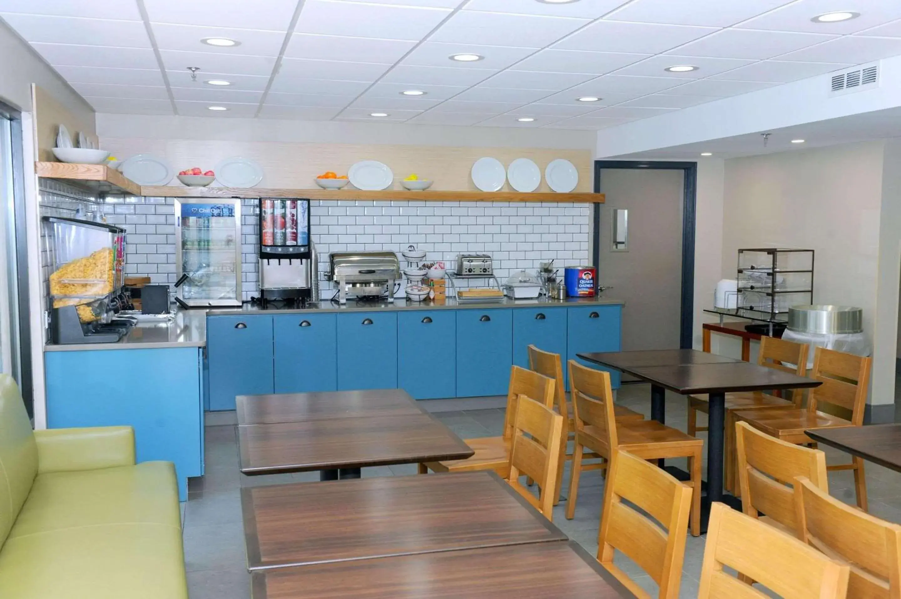 Breakfast in Country Inn & Suites by Radisson, Alpharetta, GA Breakfast in Country Inn & Suites by Radisson, Alpharetta, GA