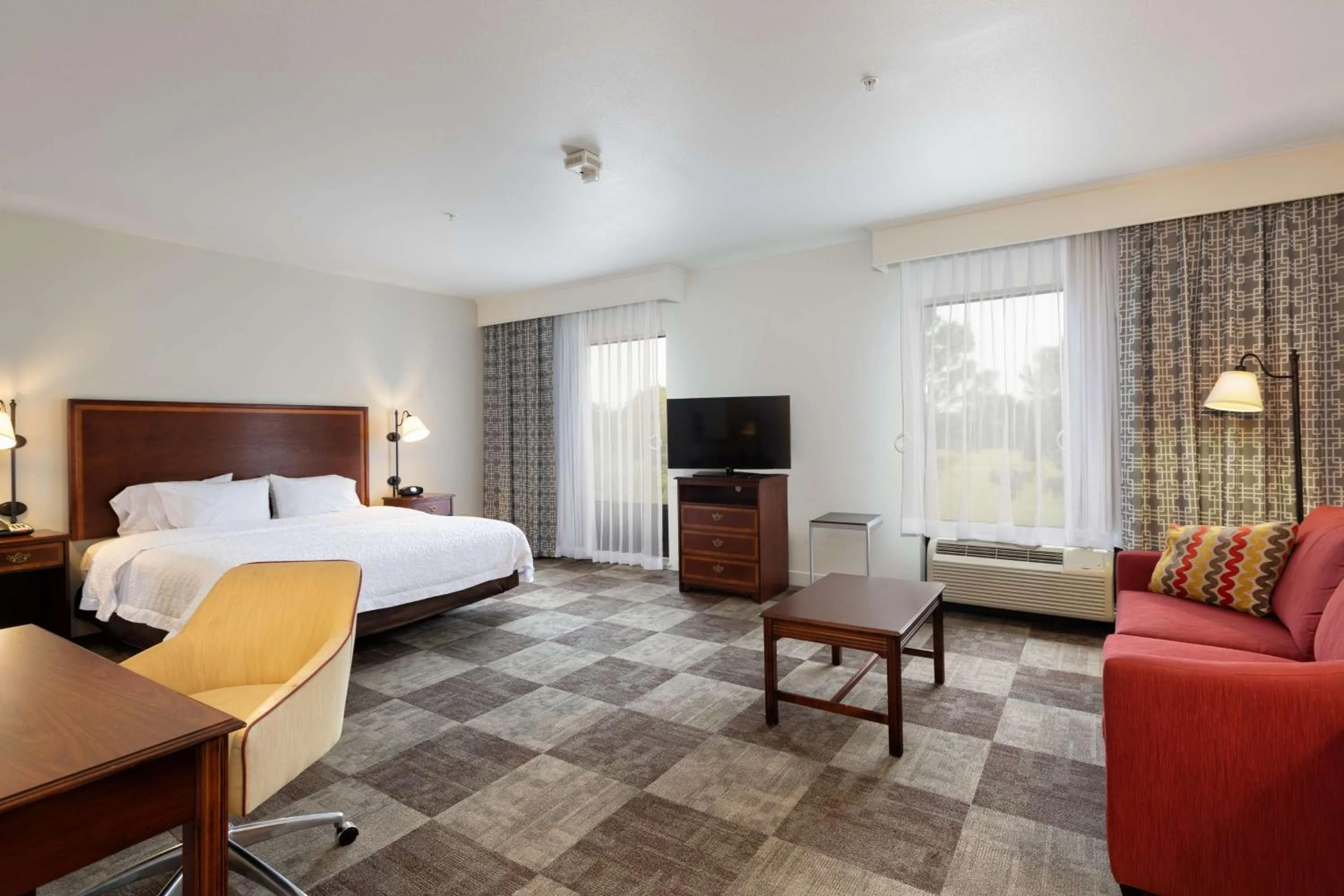 Bedroom, Bed in Hampton Inn & Suites Baton Rouge - I-10 East