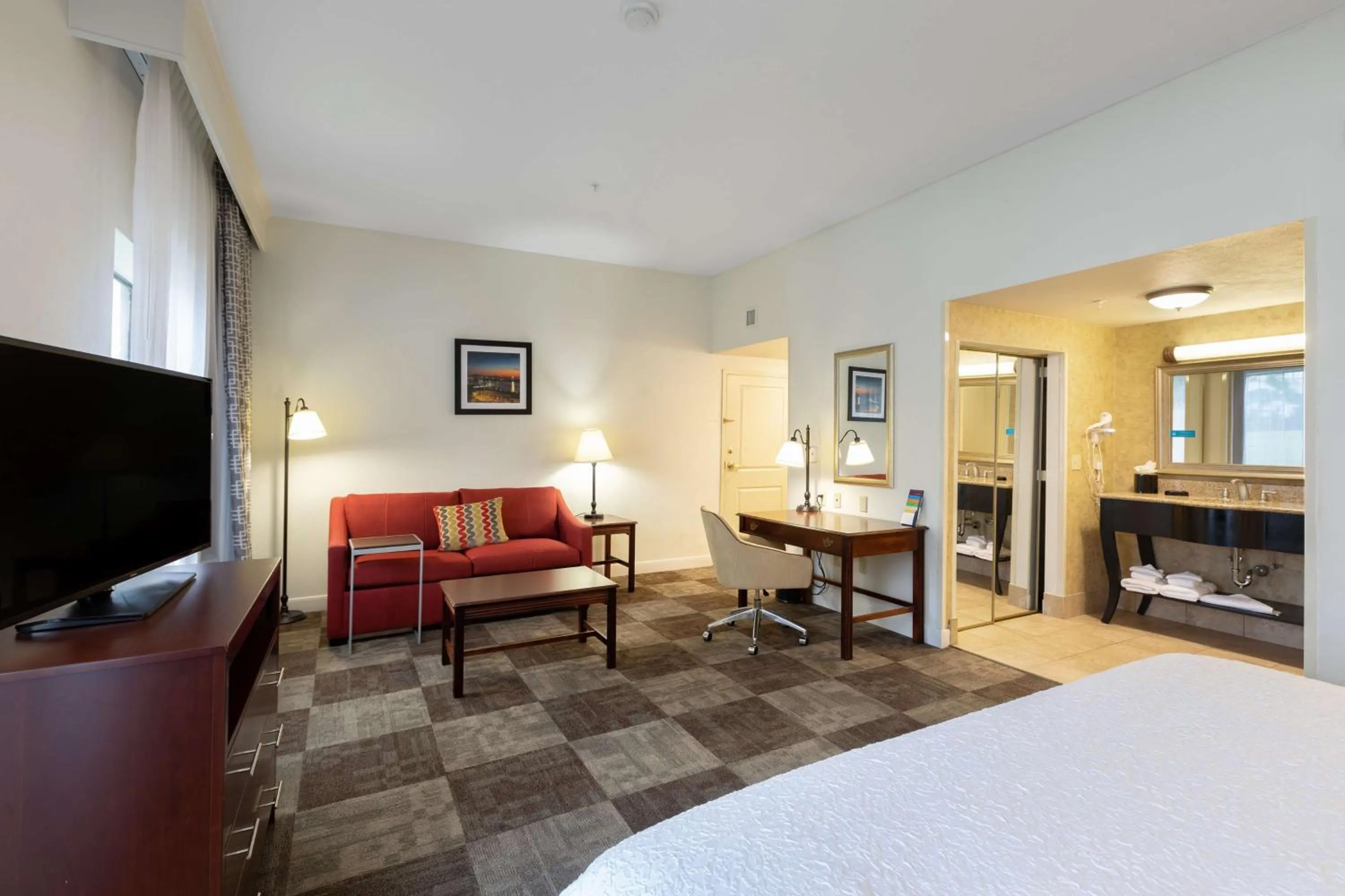 Living room, Bed in Hampton Inn & Suites Baton Rouge - I-10 East