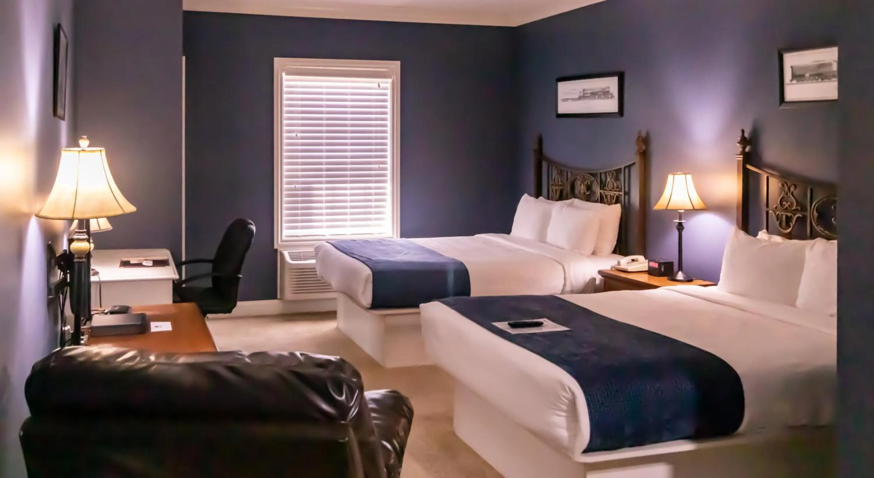 Photo of the whole room, Bed in Depot Inn & Suites