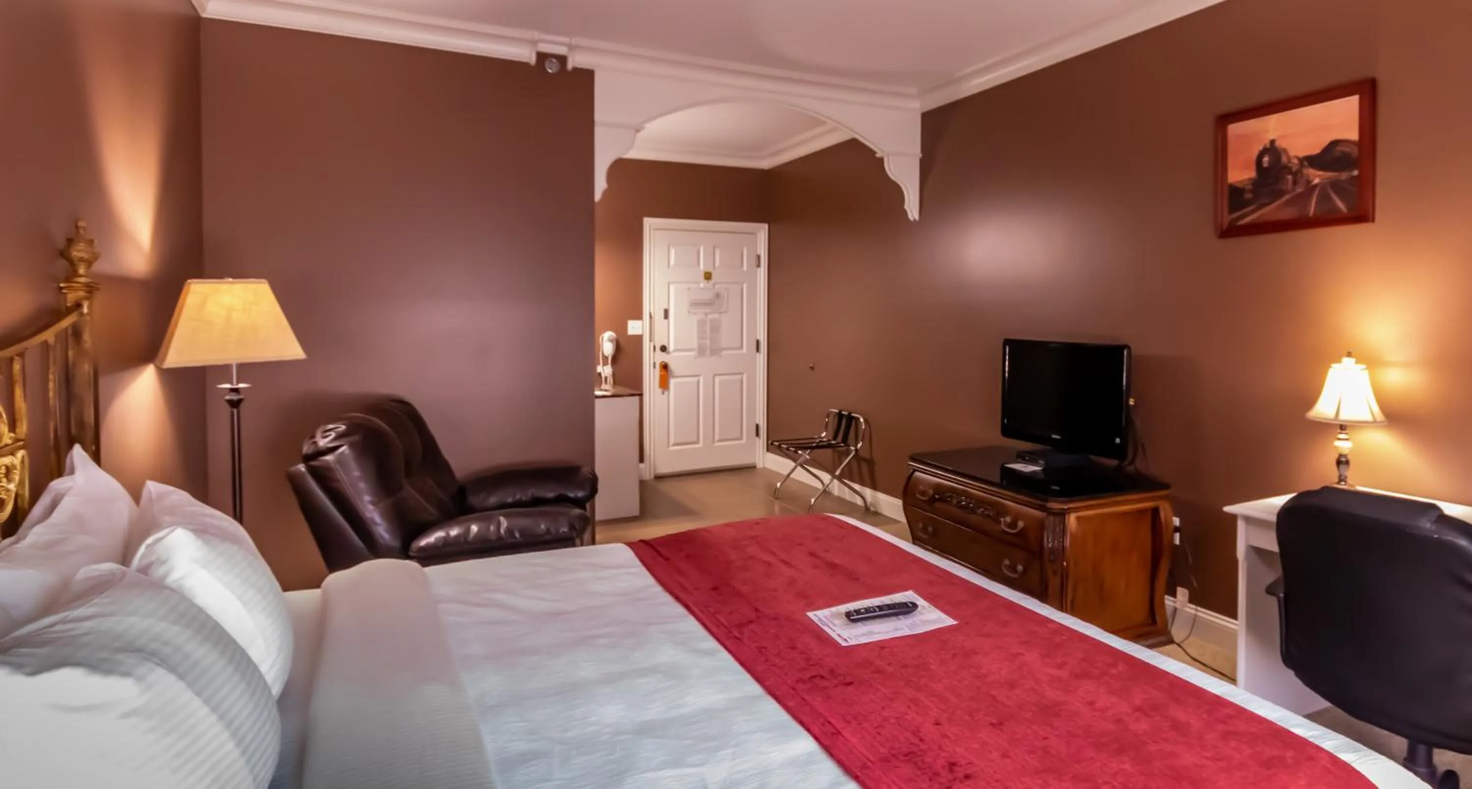 Photo of the whole room, Bed in Depot Inn & Suites