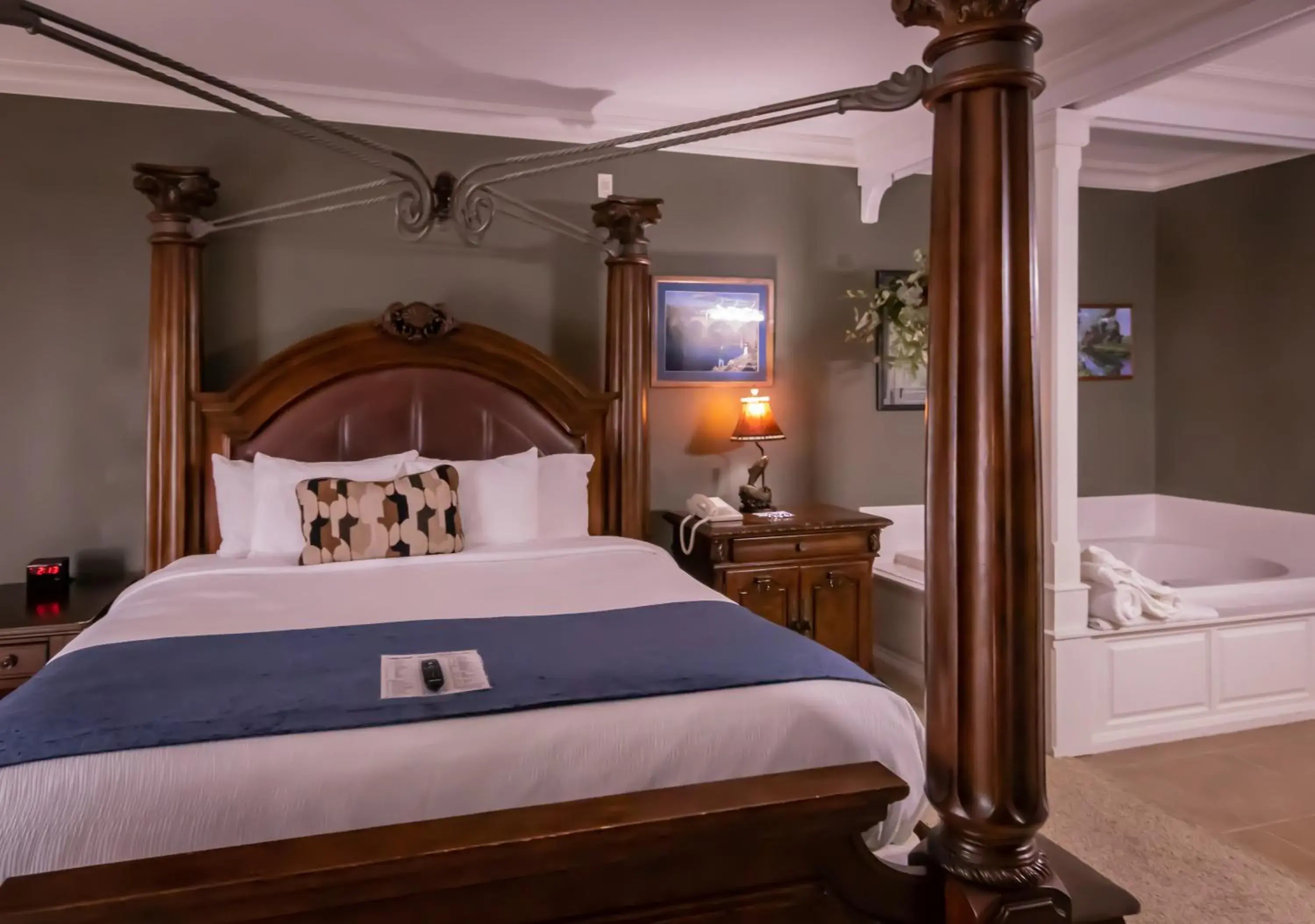 Bed in Depot Inn & Suites Bed in Depot Inn & Suites