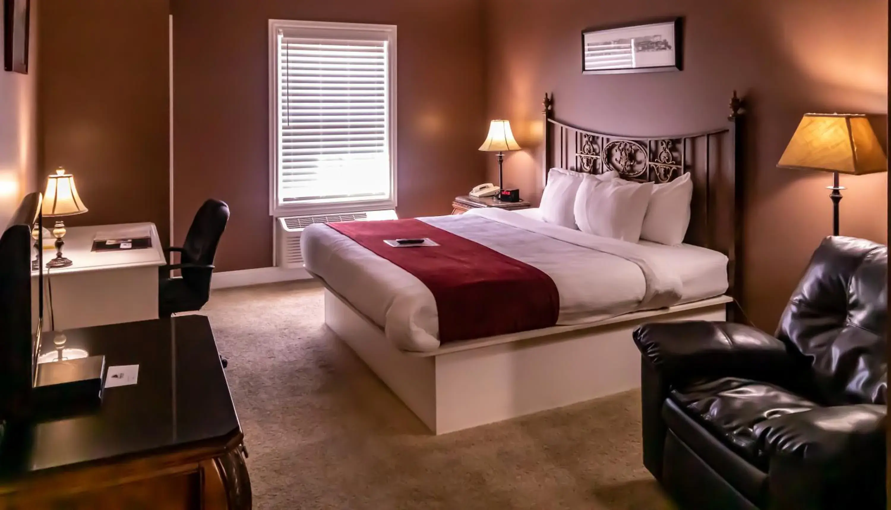 King Room in Depot Inn & Suites King Room in Depot Inn & Suites