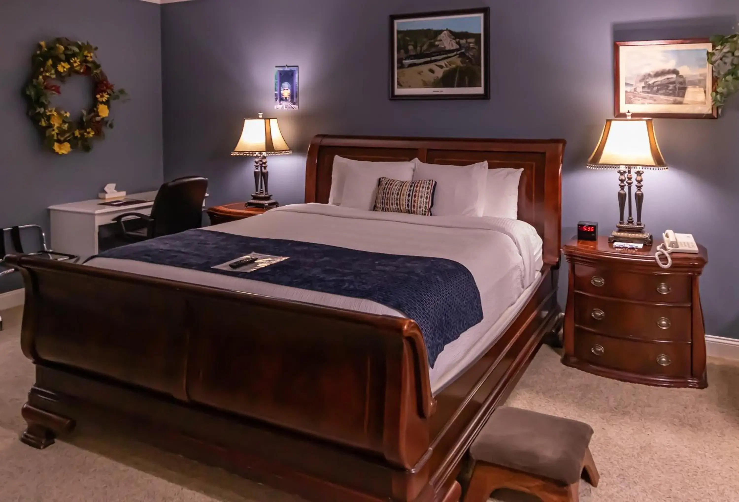 Bed in Depot Inn & Suites Bed in Depot Inn & Suites