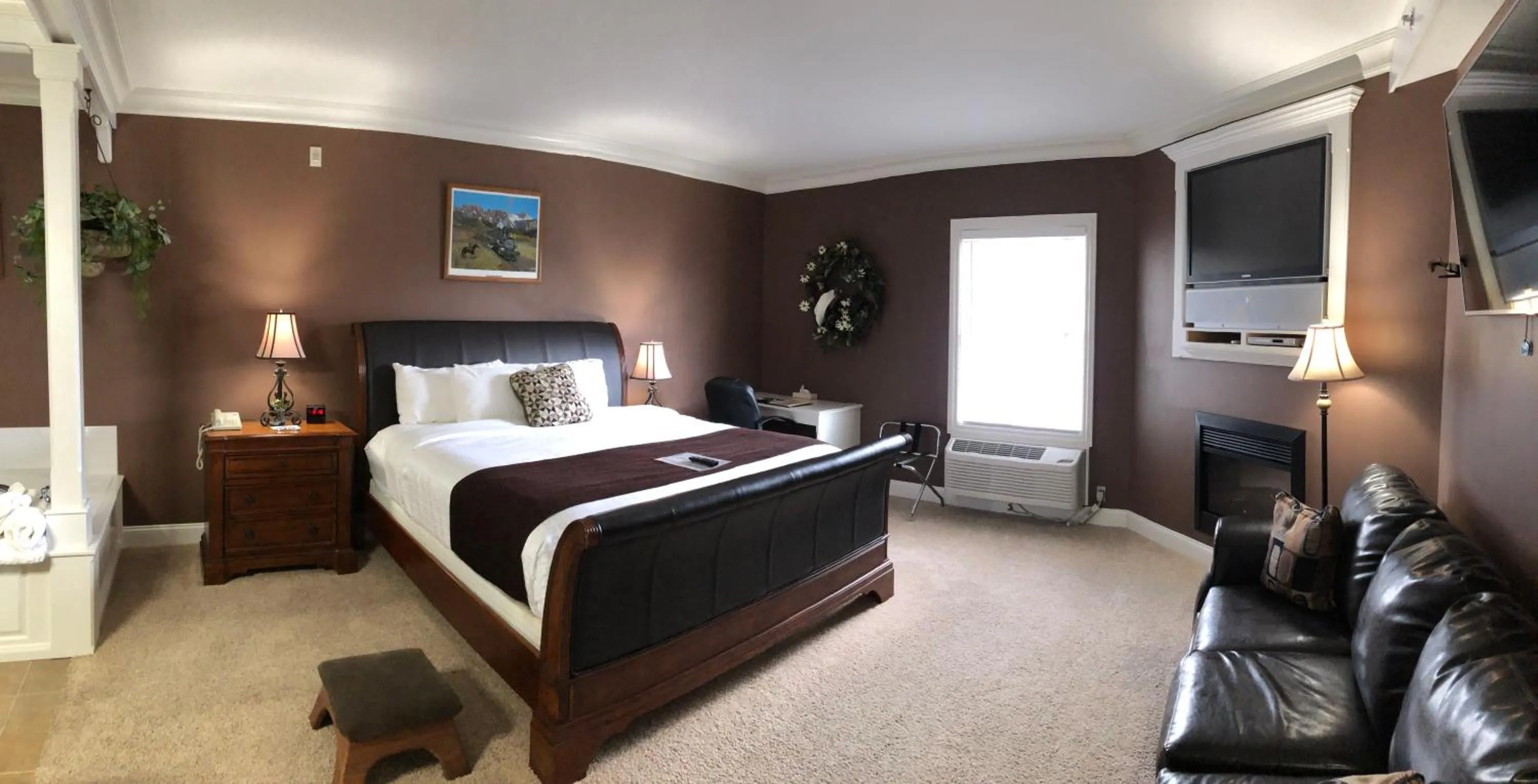 Photo of the whole room, Bed in Depot Inn & Suites