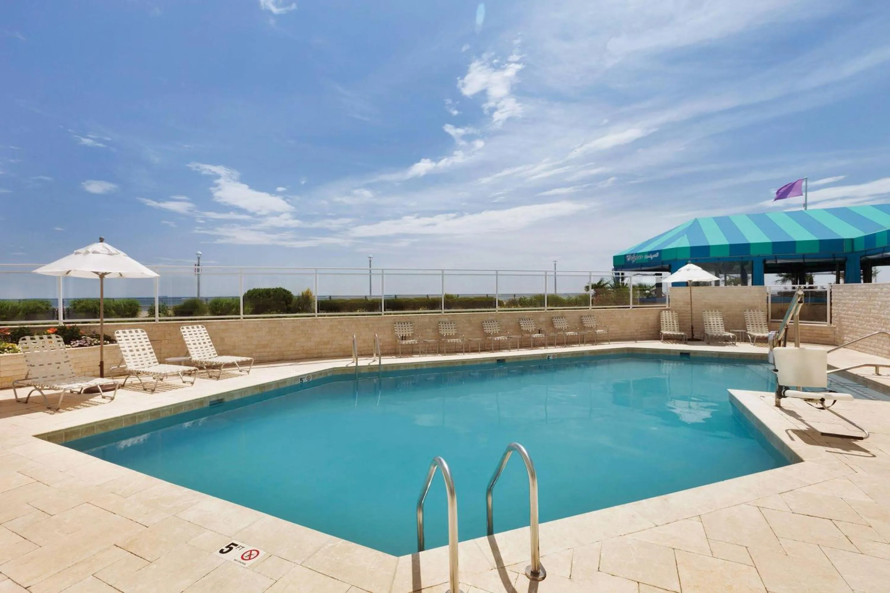 Swimming pool in Surfbreak Virginia Beach Oceanfront, an Ascend Collection Hotel