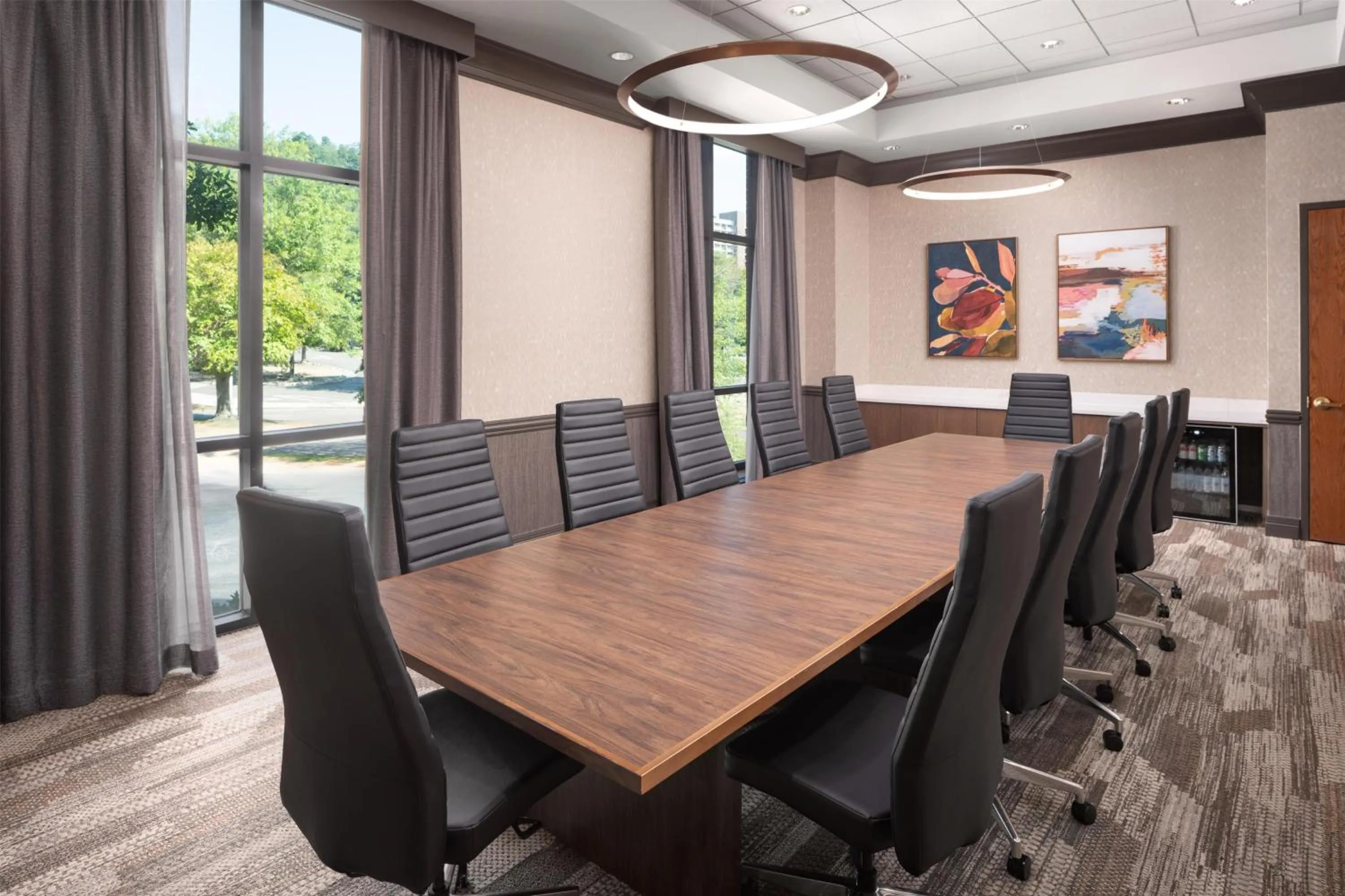 Meeting/conference room in Embassy Suites by Hilton at Hot Springs Convention Center