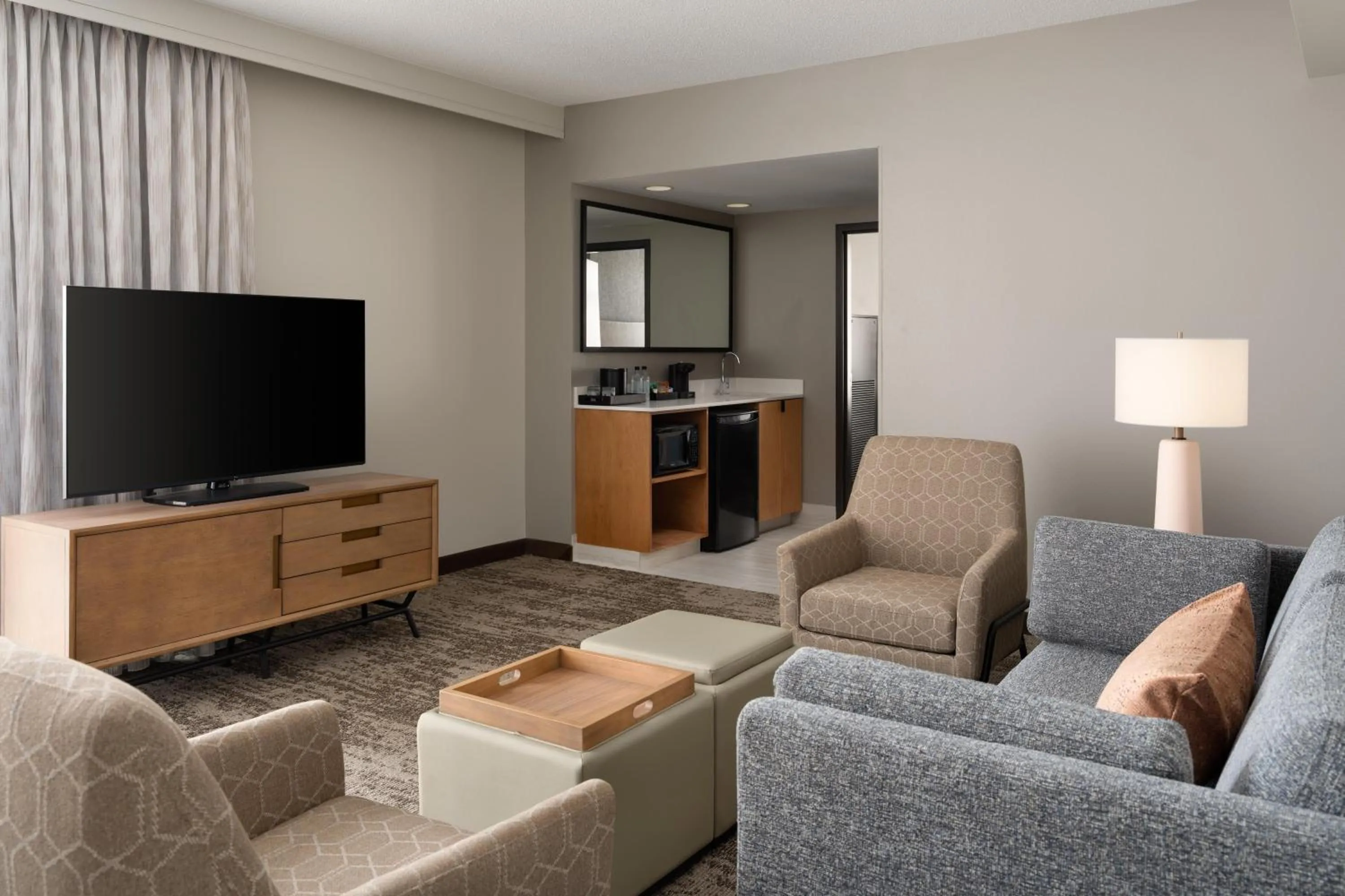 Living room in Embassy Suites by Hilton at Hot Springs Convention Center