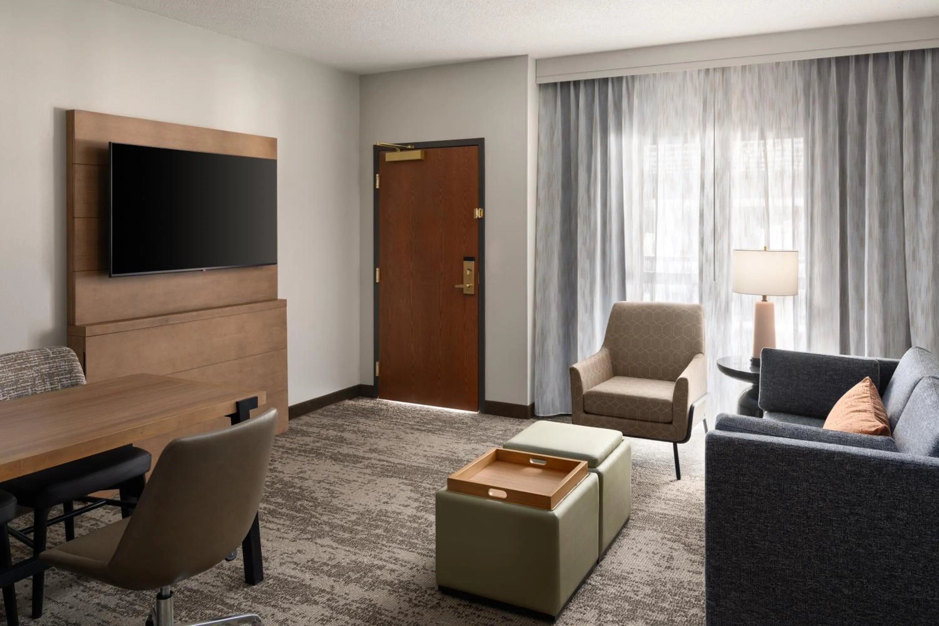 Living room in Embassy Suites by Hilton at Hot Springs Convention Center