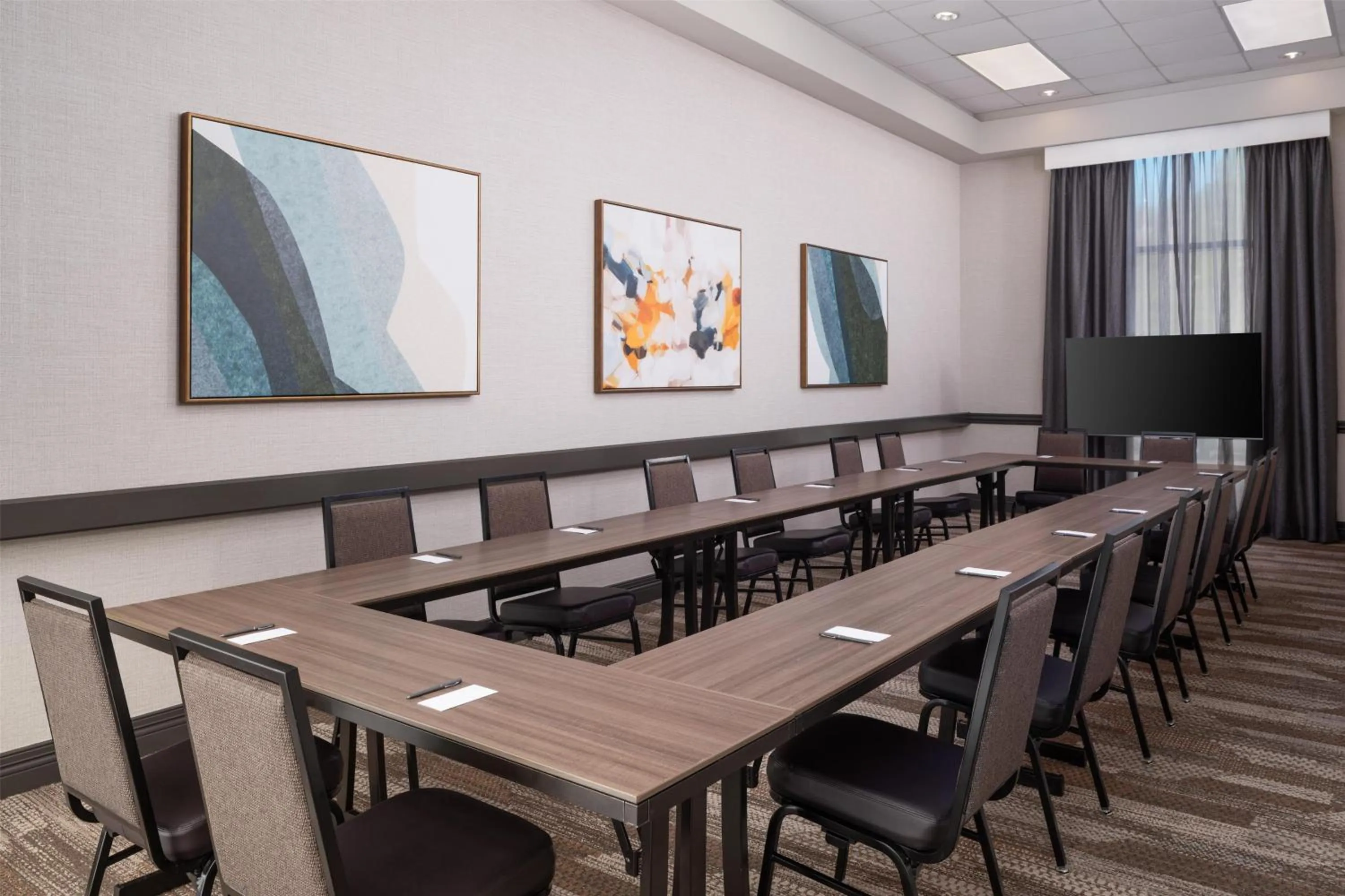 Meeting/conference room in Embassy Suites by Hilton at Hot Springs Convention Center