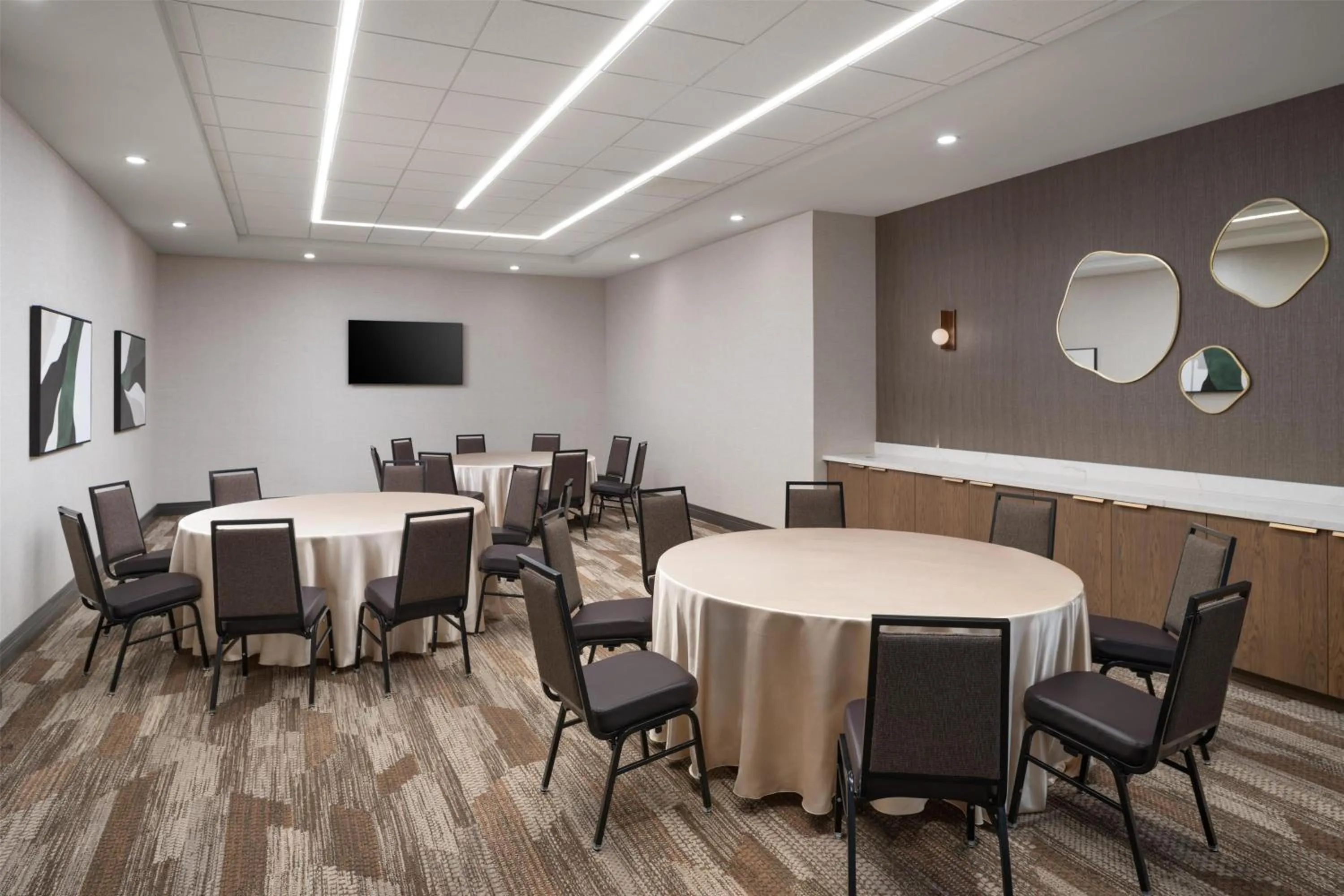 Meeting/conference room in Embassy Suites by Hilton at Hot Springs Convention Center