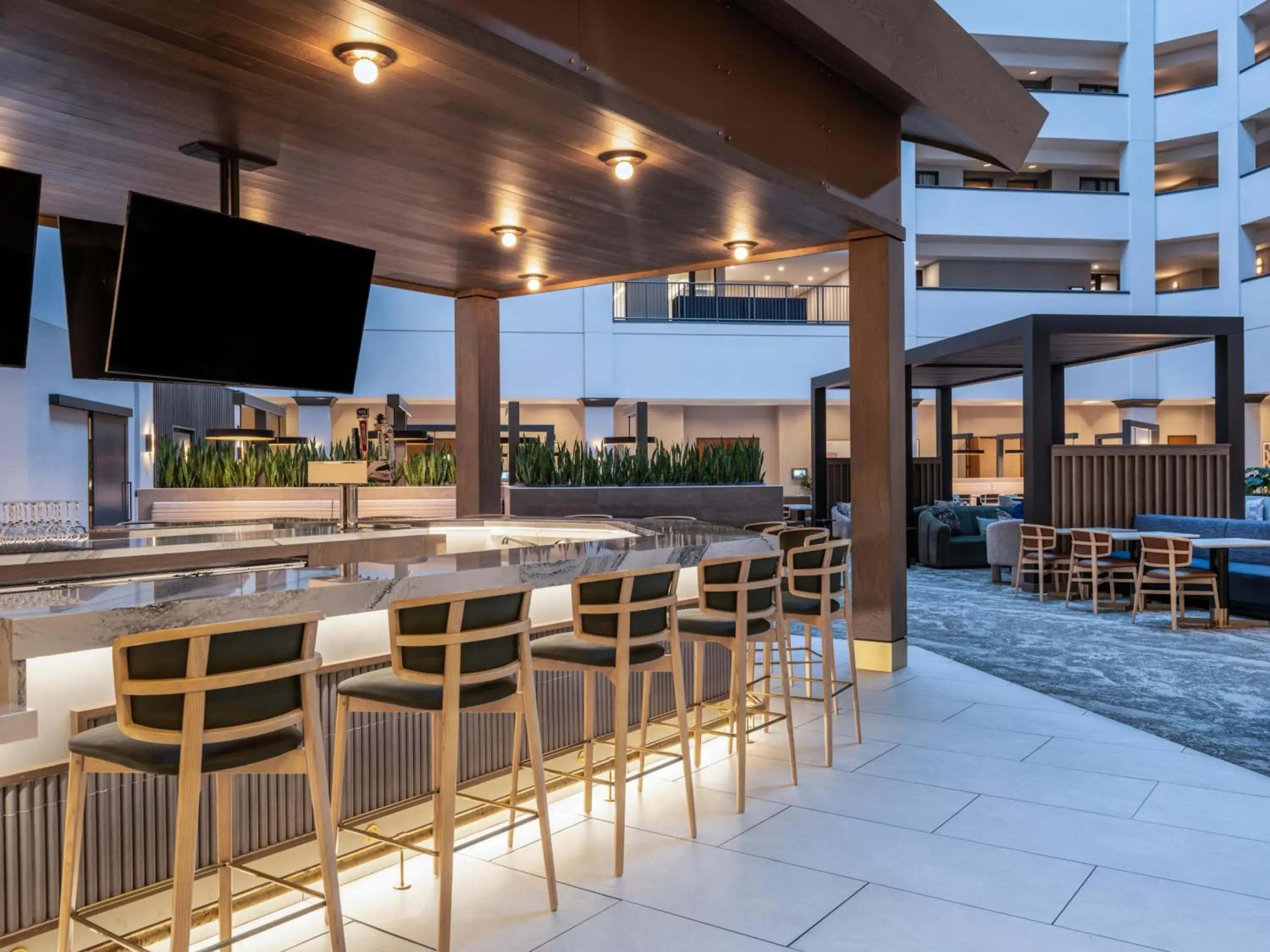 Lounge or bar in Embassy Suites by Hilton at Hot Springs Convention Center Lounge or bar in Embassy Suites by Hilton at Hot Springs Convention Center