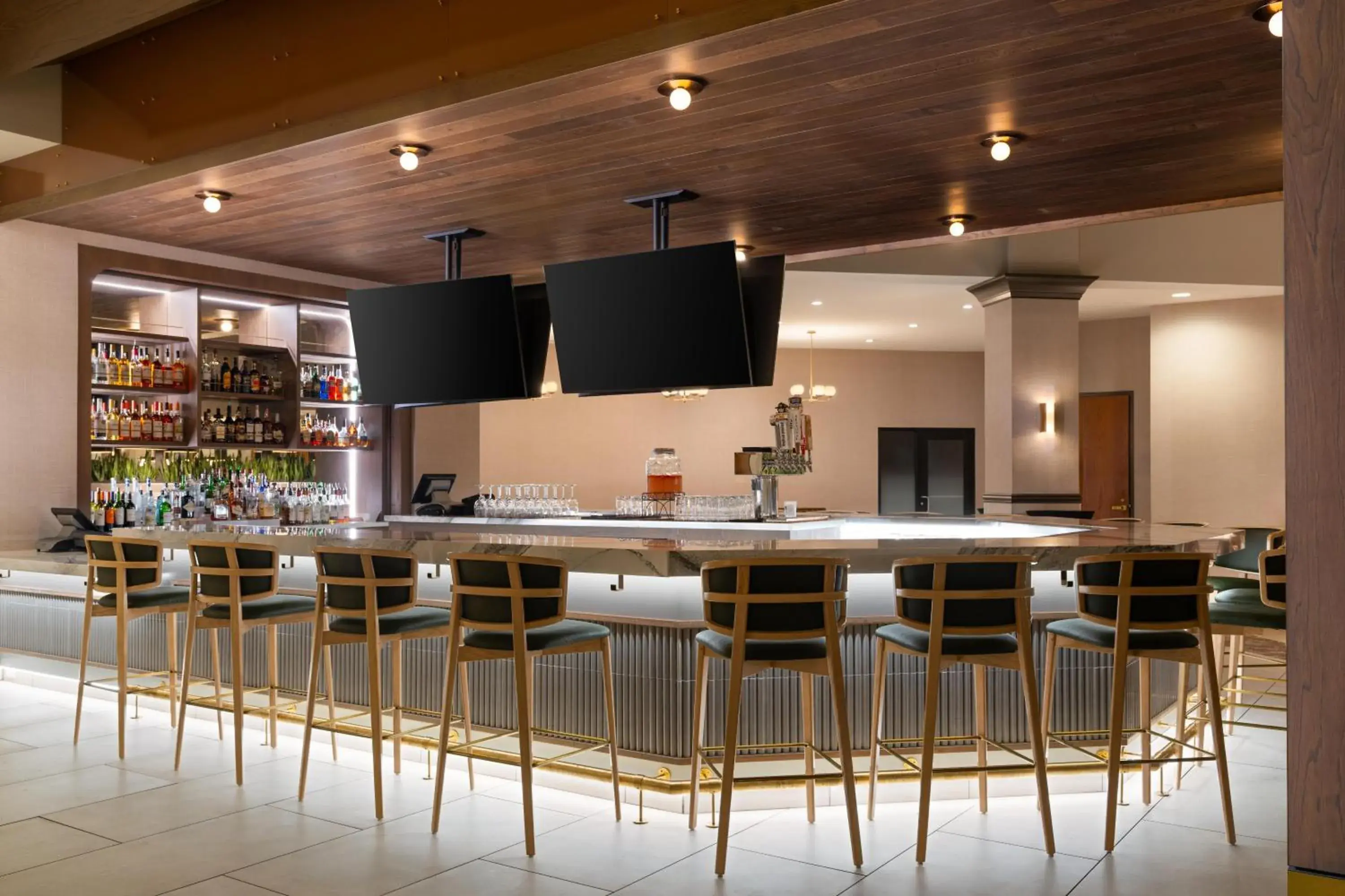 Lounge or bar in Embassy Suites by Hilton at Hot Springs Convention Center Lounge or bar in Embassy Suites by Hilton at Hot Springs Convention Center