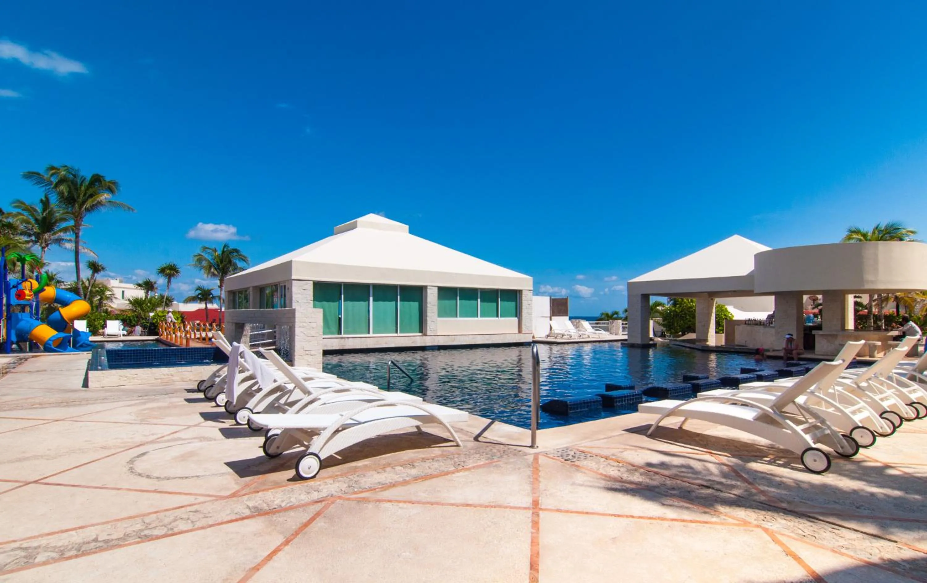 Restaurant/places to eat in Solymar Condo Beach Resort by Casago