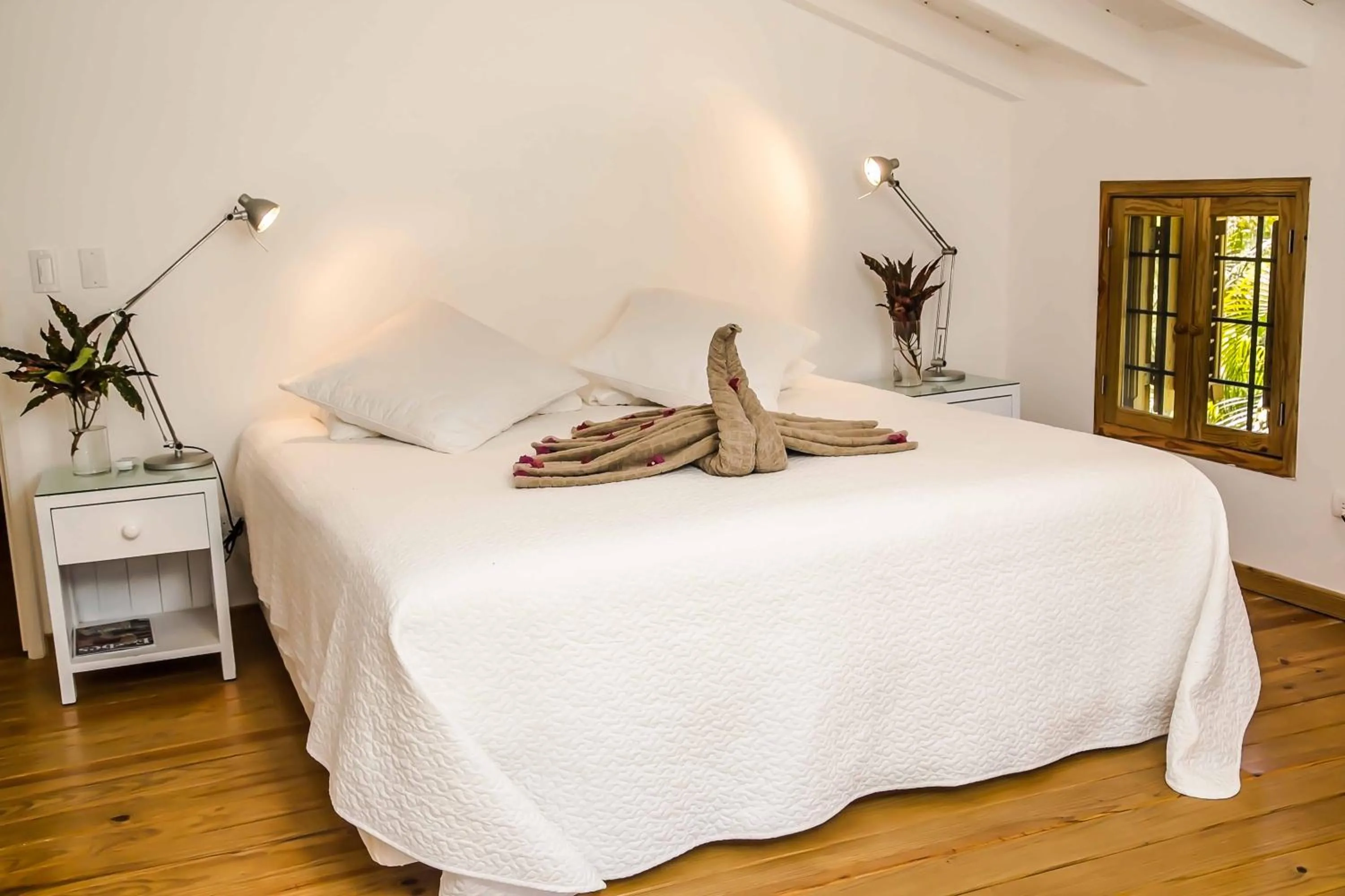 Bedroom, Bed in Villa Ixora - Ocean Front